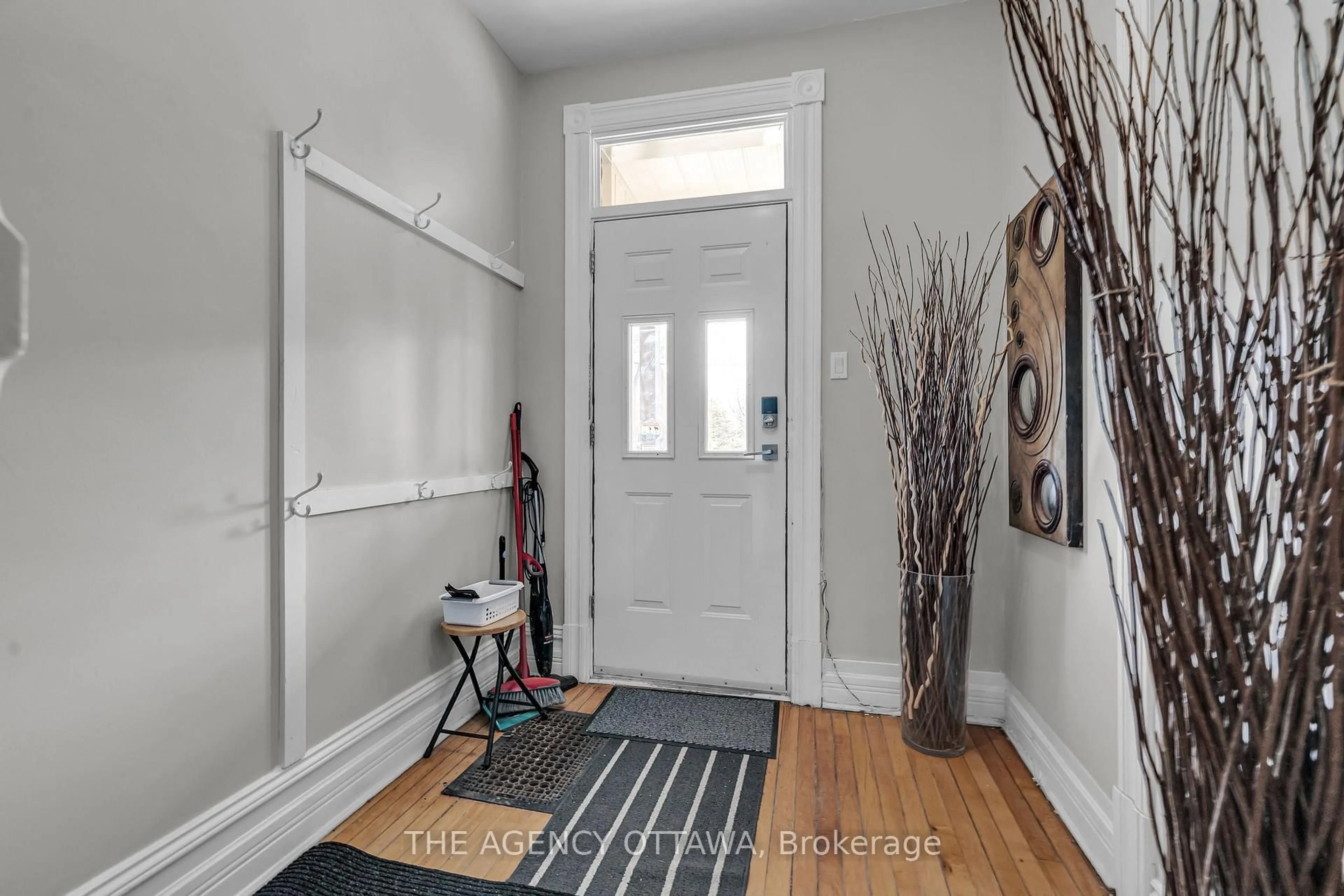 Indoor entryway for 57 LEES Ave, Ottawa Ontario K1S 0B8