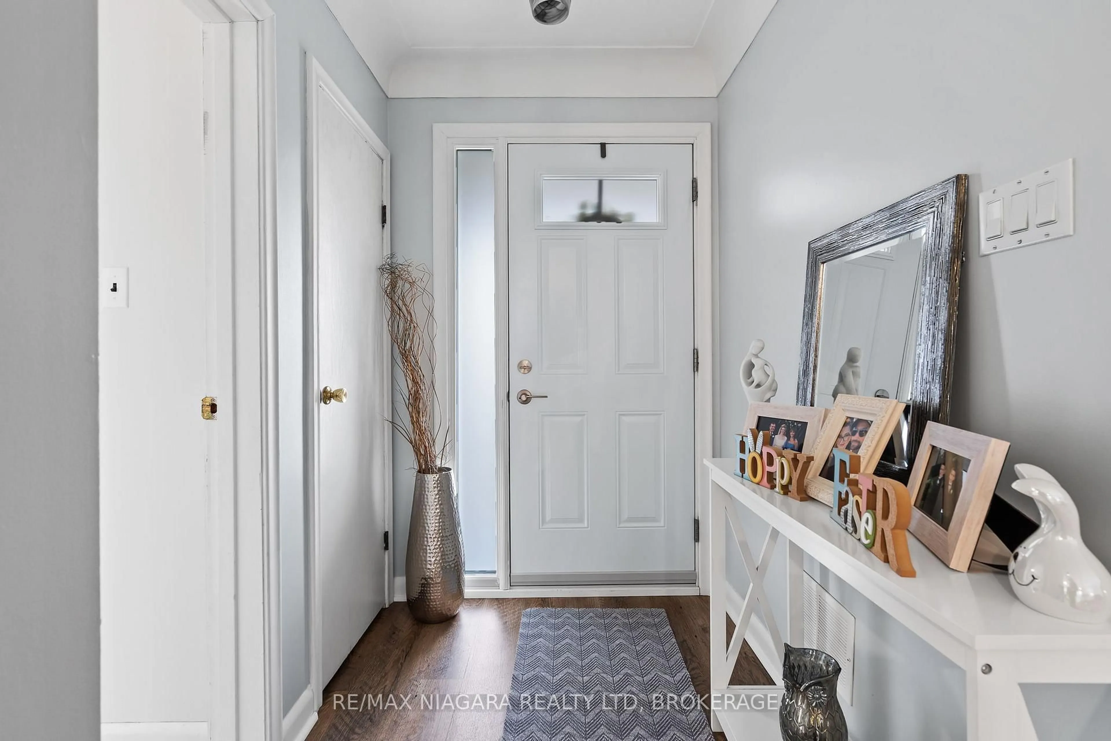 Indoor entryway for 96 Clarke St, Port Colborne Ontario L3K 2G3
