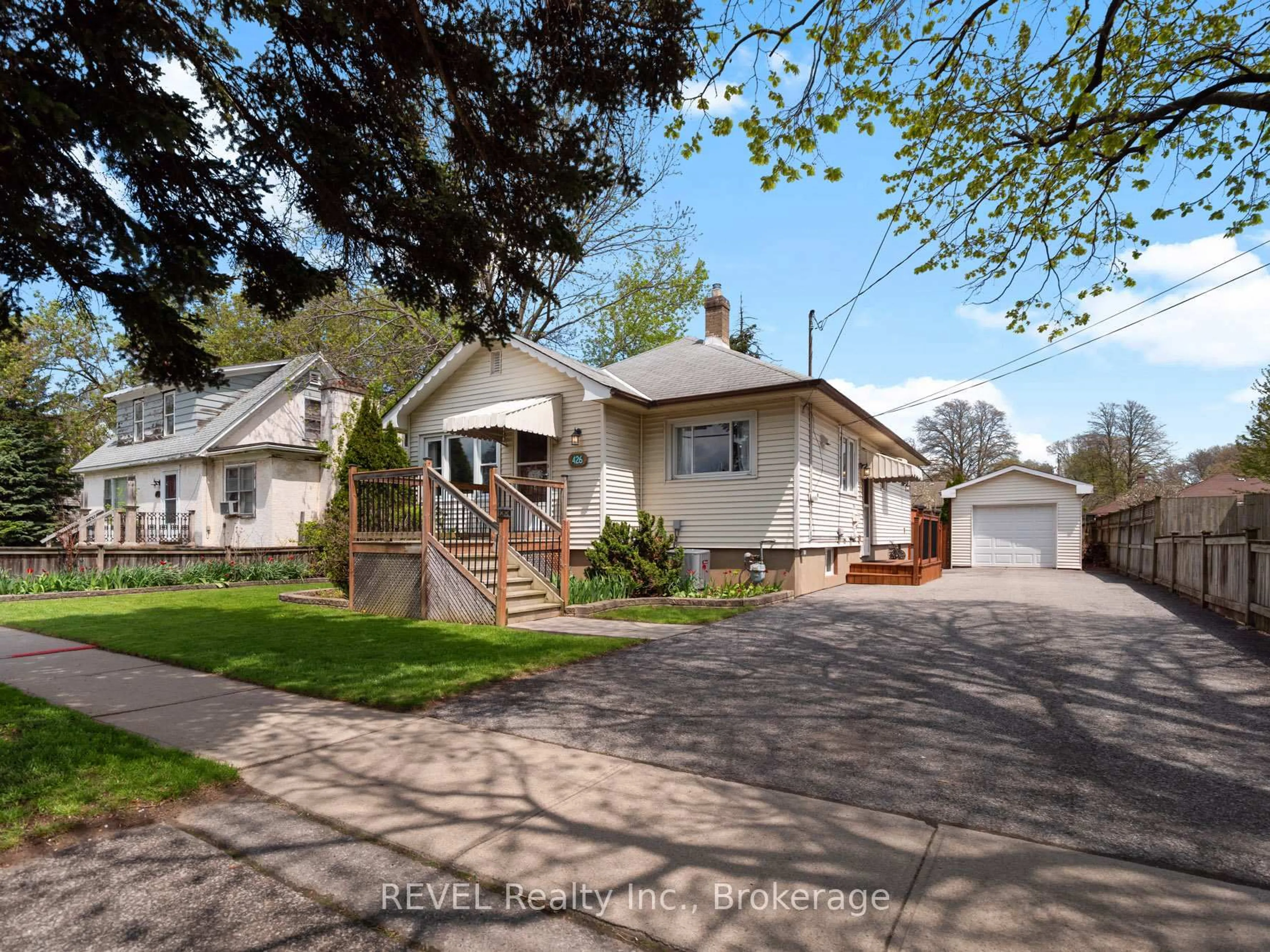 Home with vinyl exterior material, street for 426 Geneva St, St. Catharines Ontario L2N 2H1