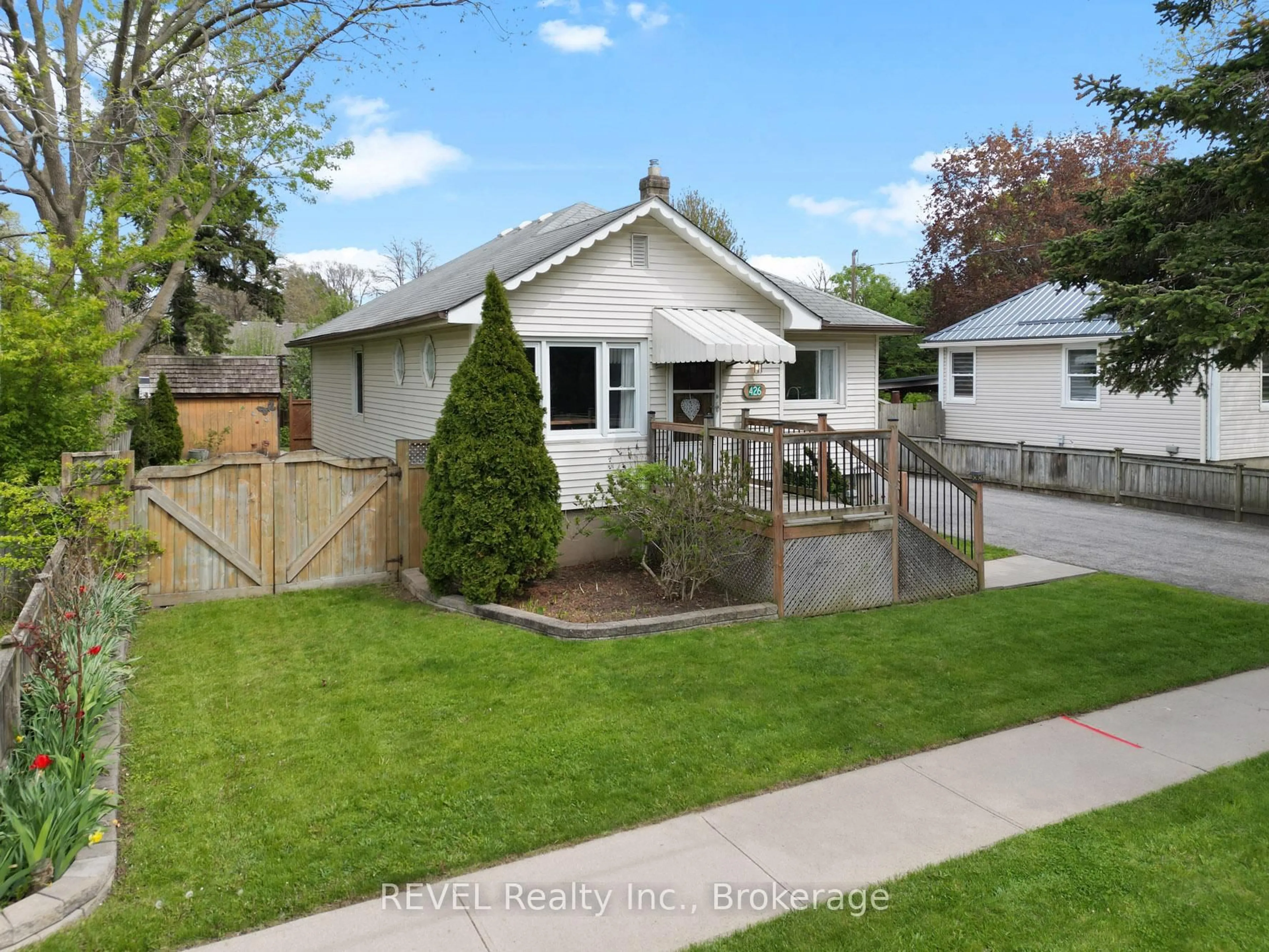 Home with vinyl exterior material, street for 426 Geneva St, St. Catharines Ontario L2N 2H1