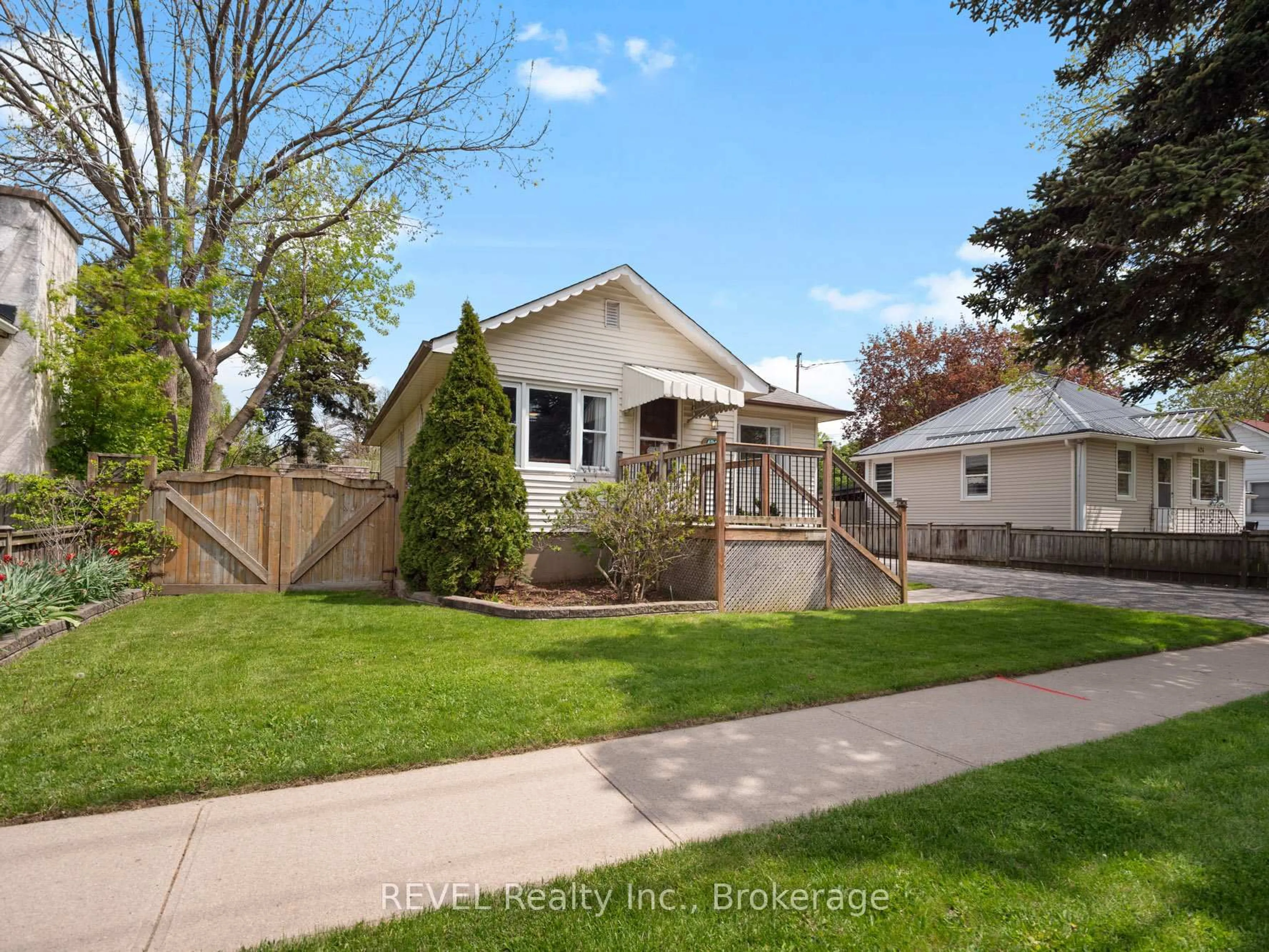Home with vinyl exterior material, street for 426 Geneva St, St. Catharines Ontario L2N 2H1