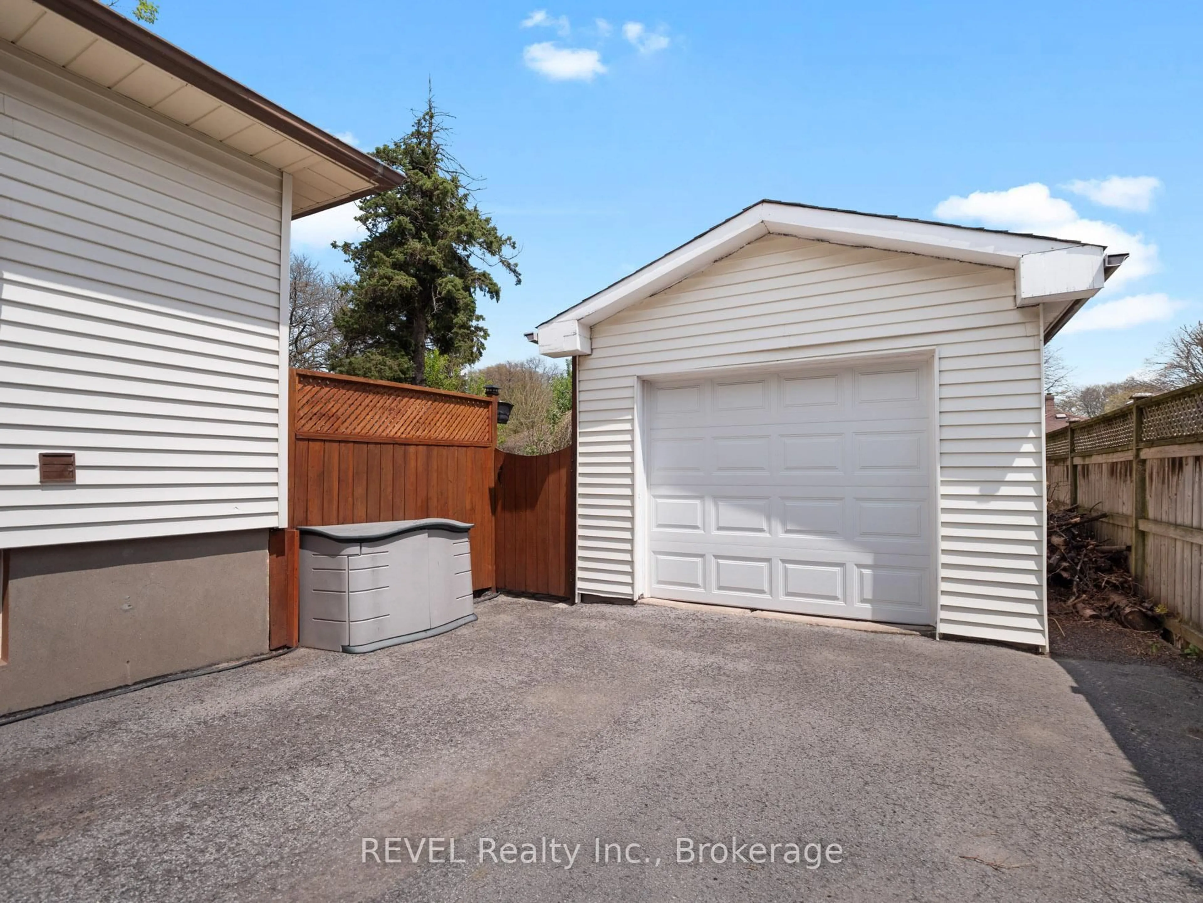 Indoor garage for 426 Geneva St, St. Catharines Ontario L2N 2H1