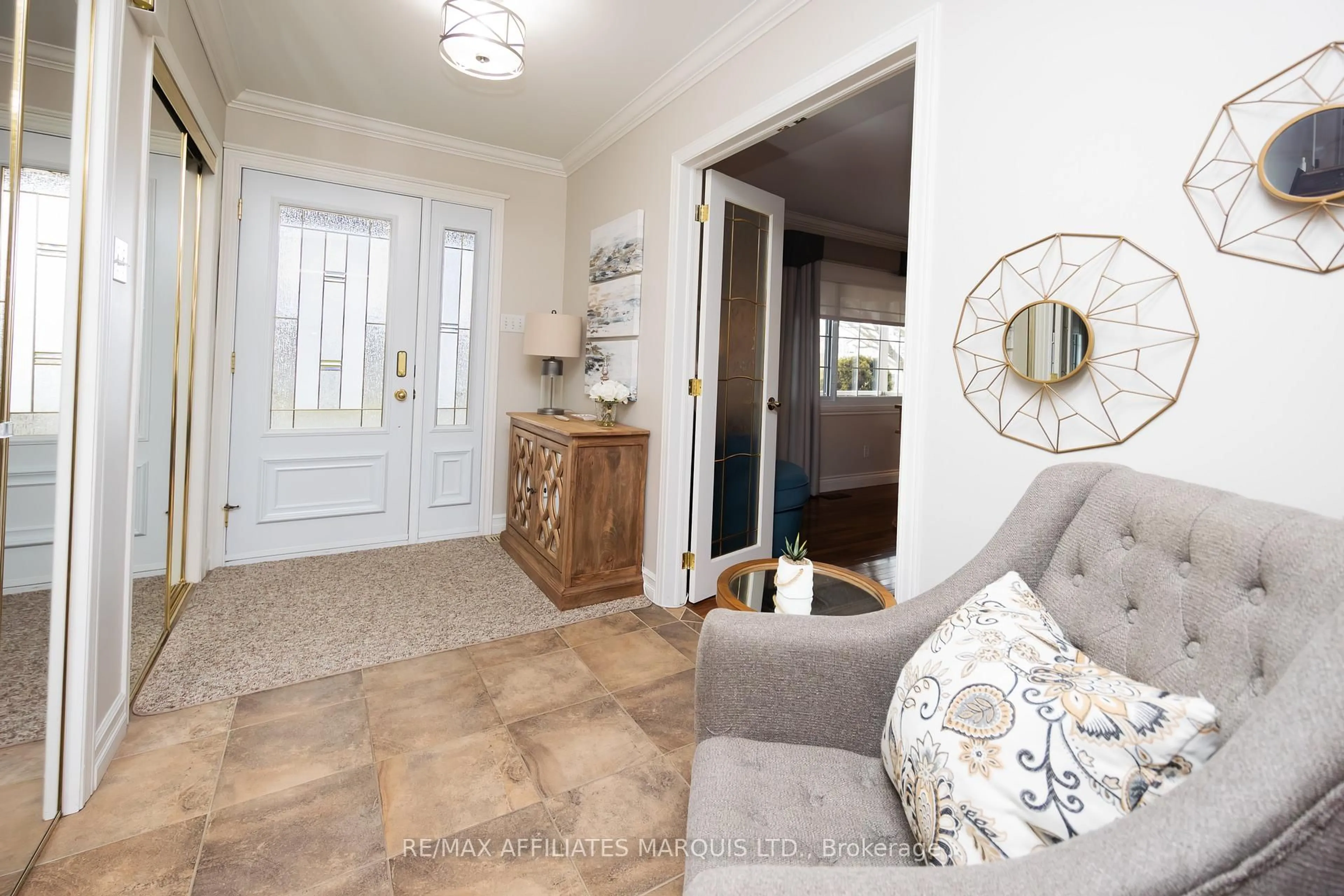 Indoor entryway for 162 Hope St, North Glengarry Ontario K0C 1A0