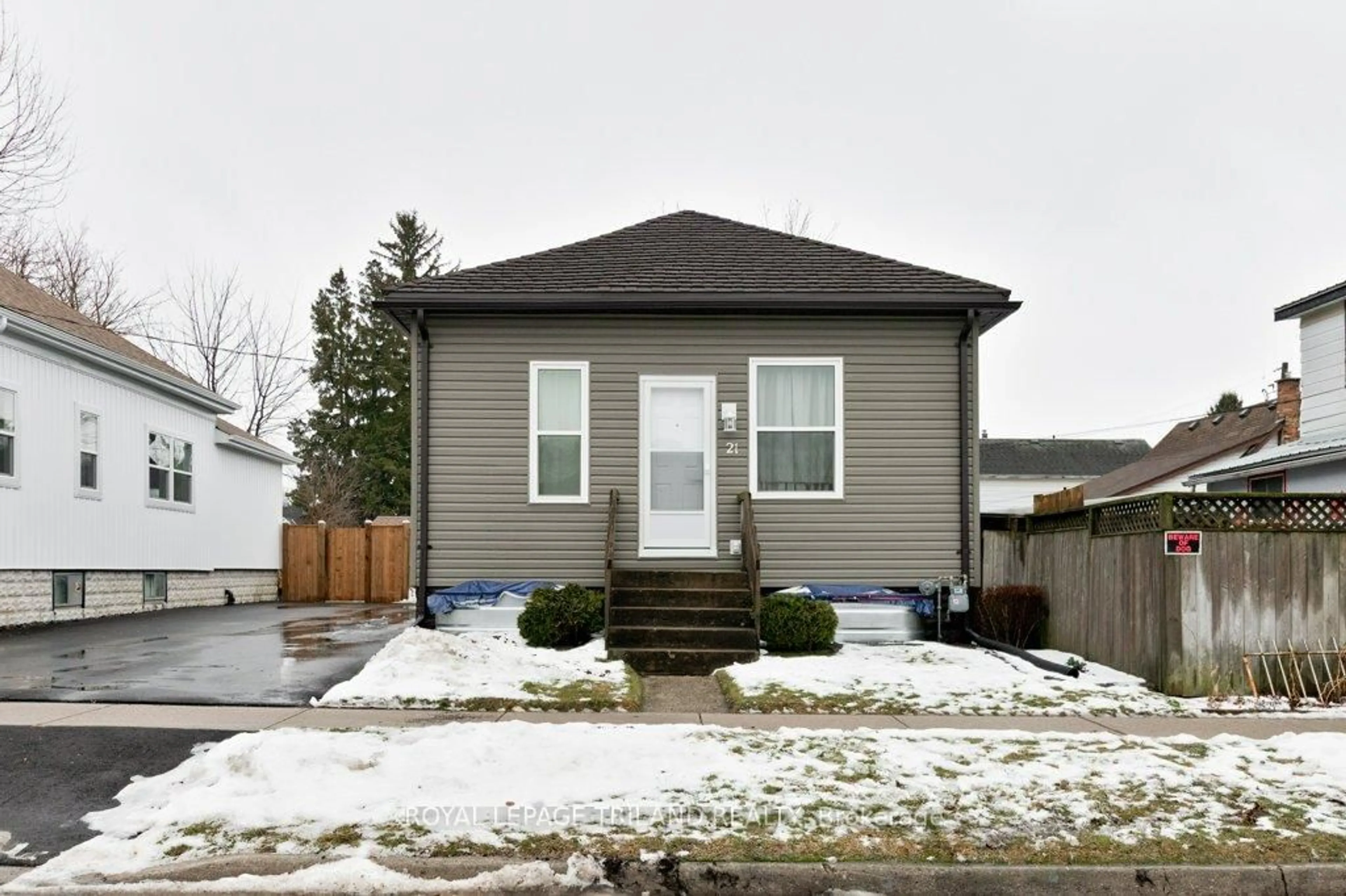Home with vinyl exterior material, street for 21 Mariam St, St. Thomas Ontario N5P 1W9