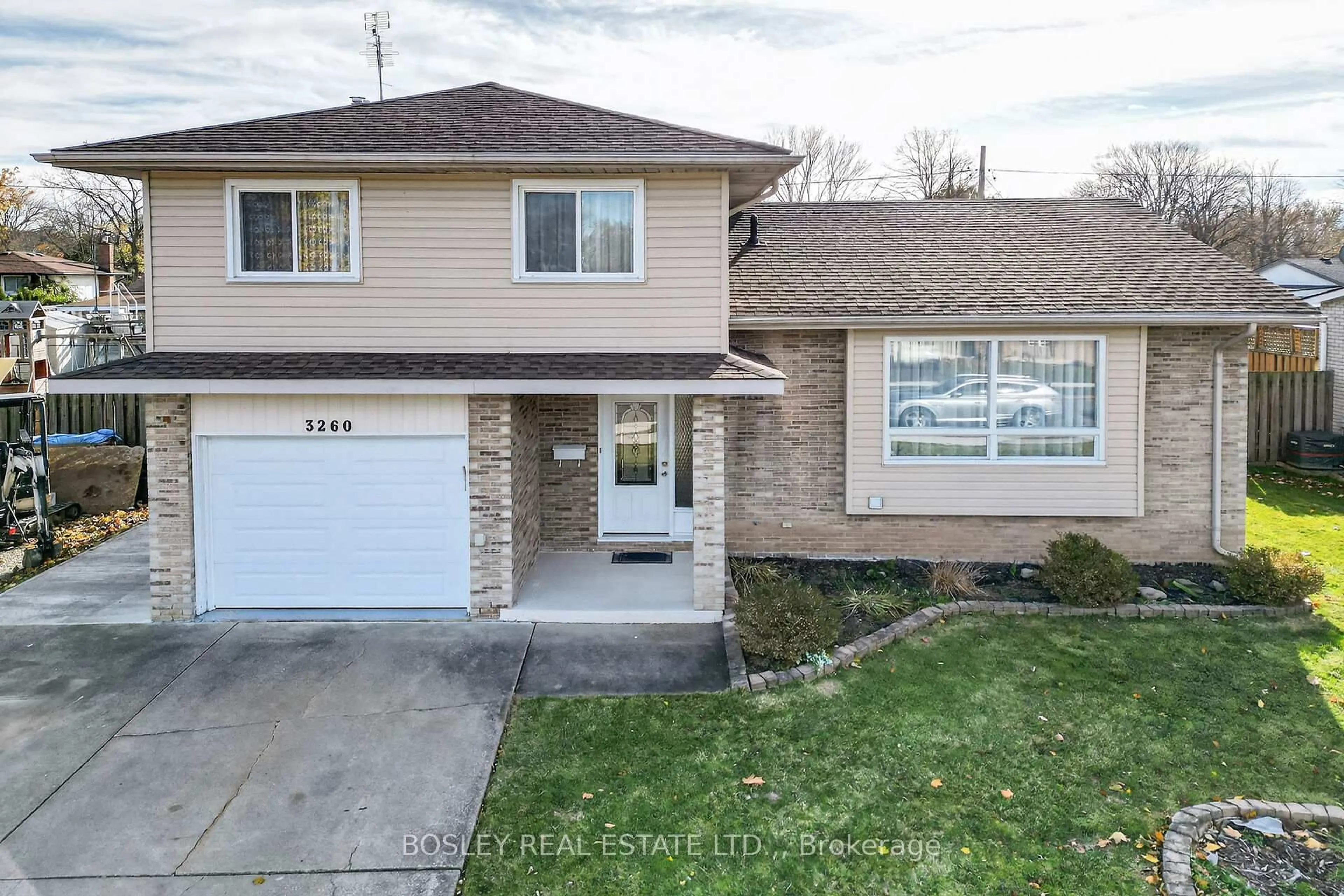 Home with vinyl exterior material, street for 3260 Harleyford Cres, Niagara Falls Ontario L2G 7K8