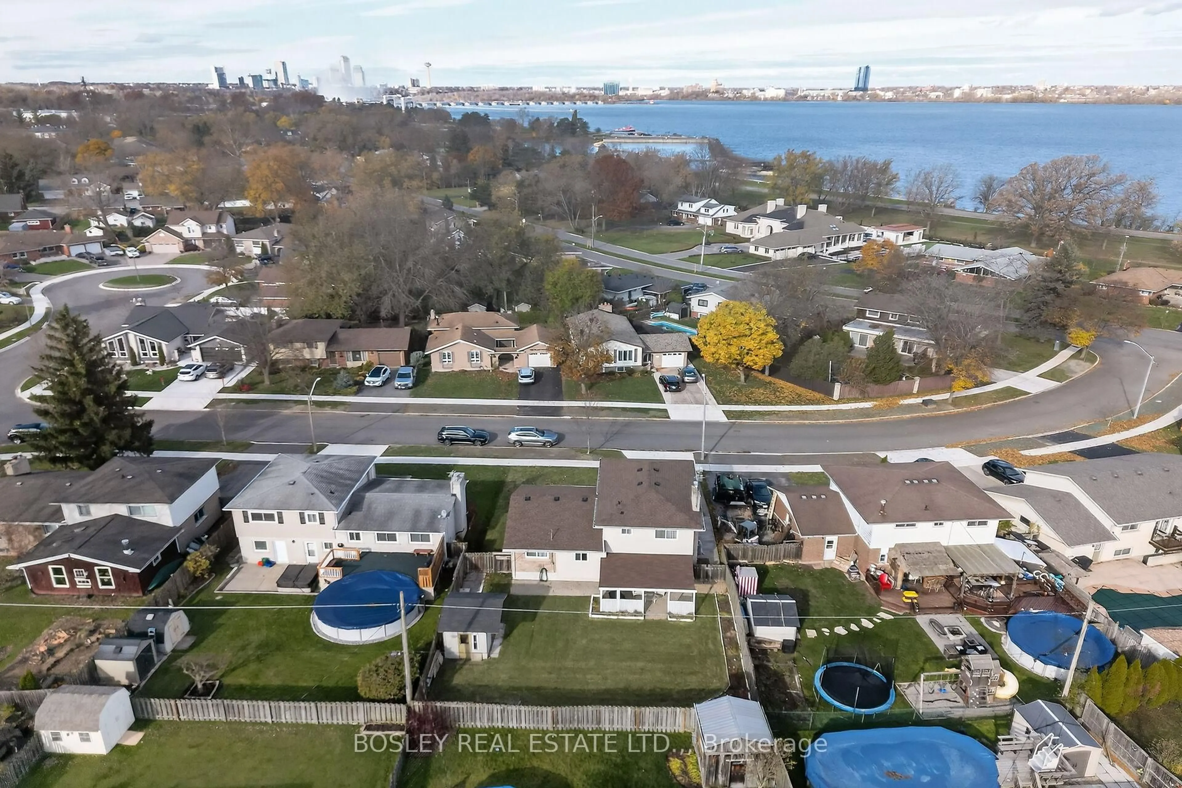 A pic from outside/outdoor area/front of a property/back of a property/a pic from drone, water/lake/river/ocean view for 3260 Harleyford Cres, Niagara Falls Ontario L2G 7K8