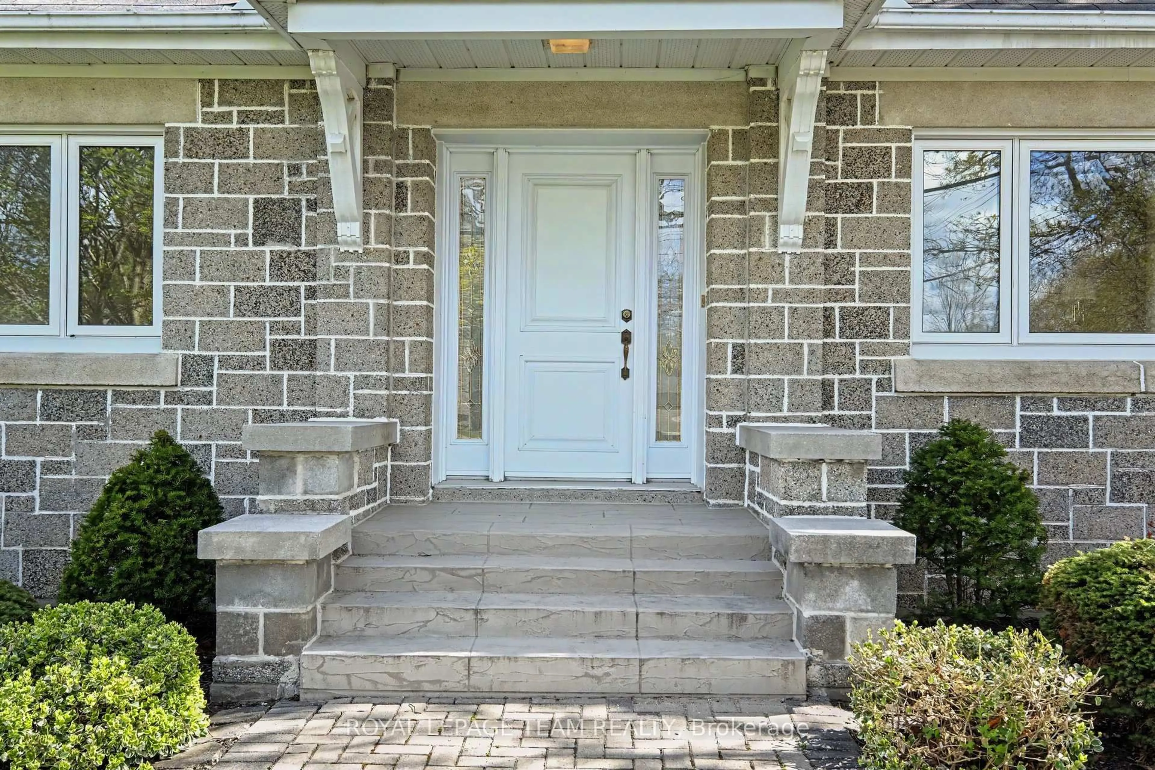 Indoor entryway for 72 Fowler St, Richmond Ontario K0A 2Z0