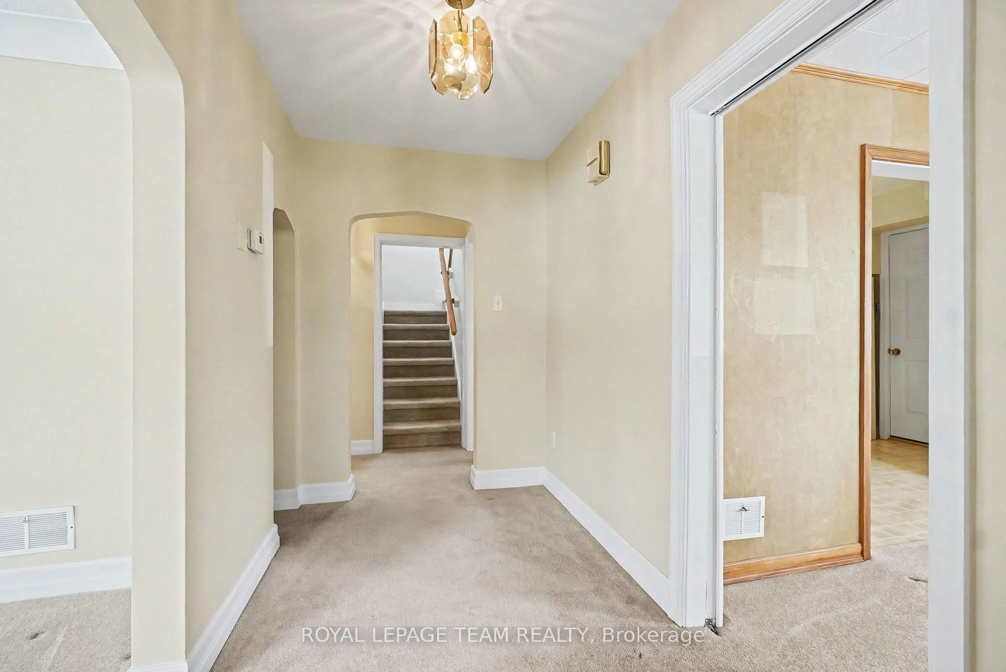 Indoor foyer for 72 Fowler St, Richmond Ontario K0A 2Z0