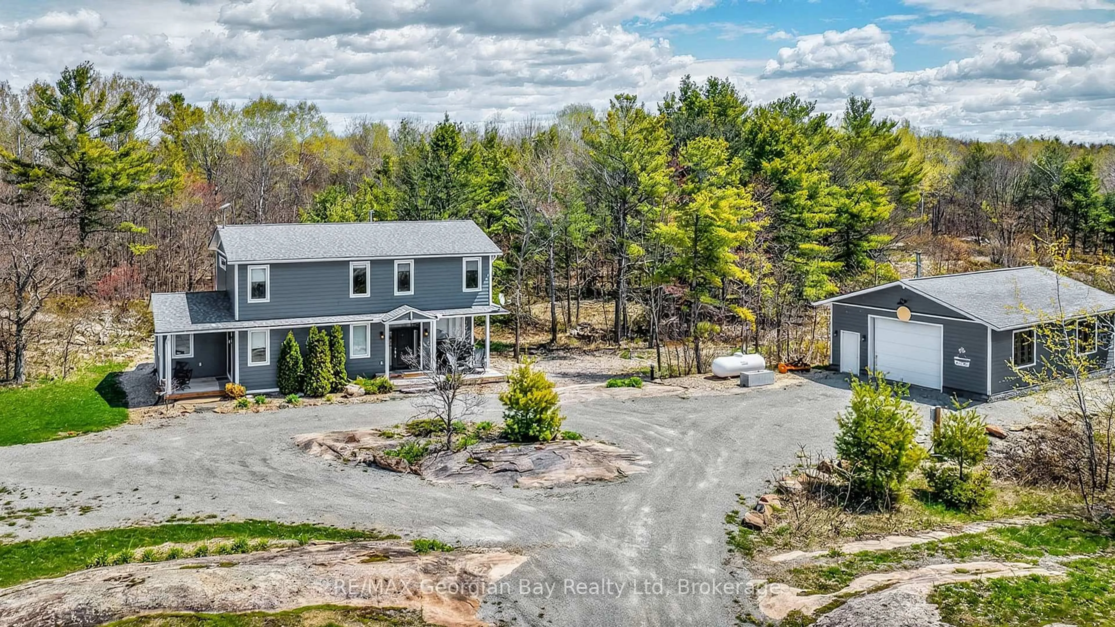 A pic from outside/outdoor area/front of a property/back of a property/a pic from drone, unknown for 1432 HONEY HARBOUR Rd, Georgian Bay Ontario L0K 1S0