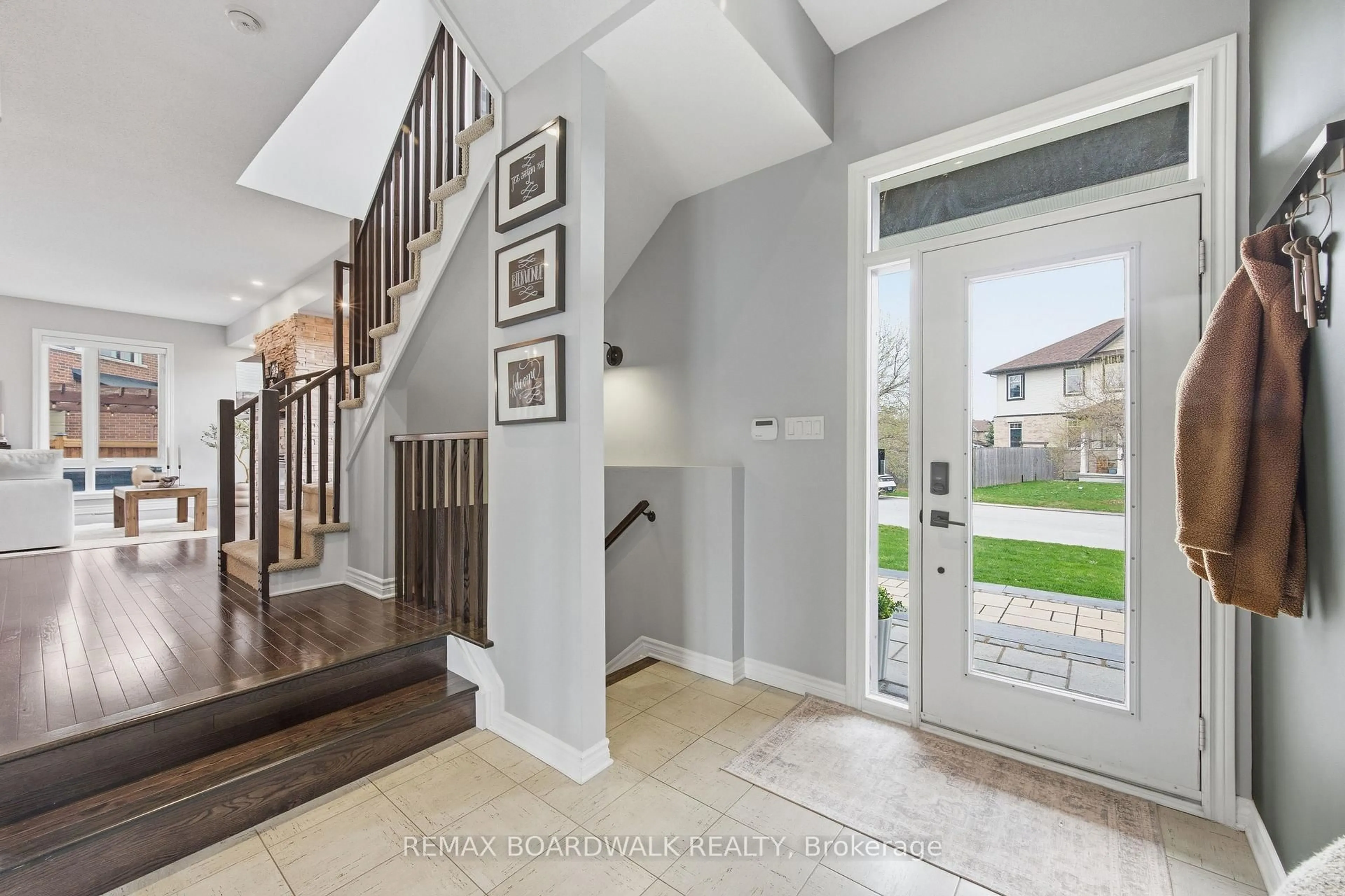Indoor entryway for 375 Cooks Mill Cres, Ottawa Ontario K1V 2N2