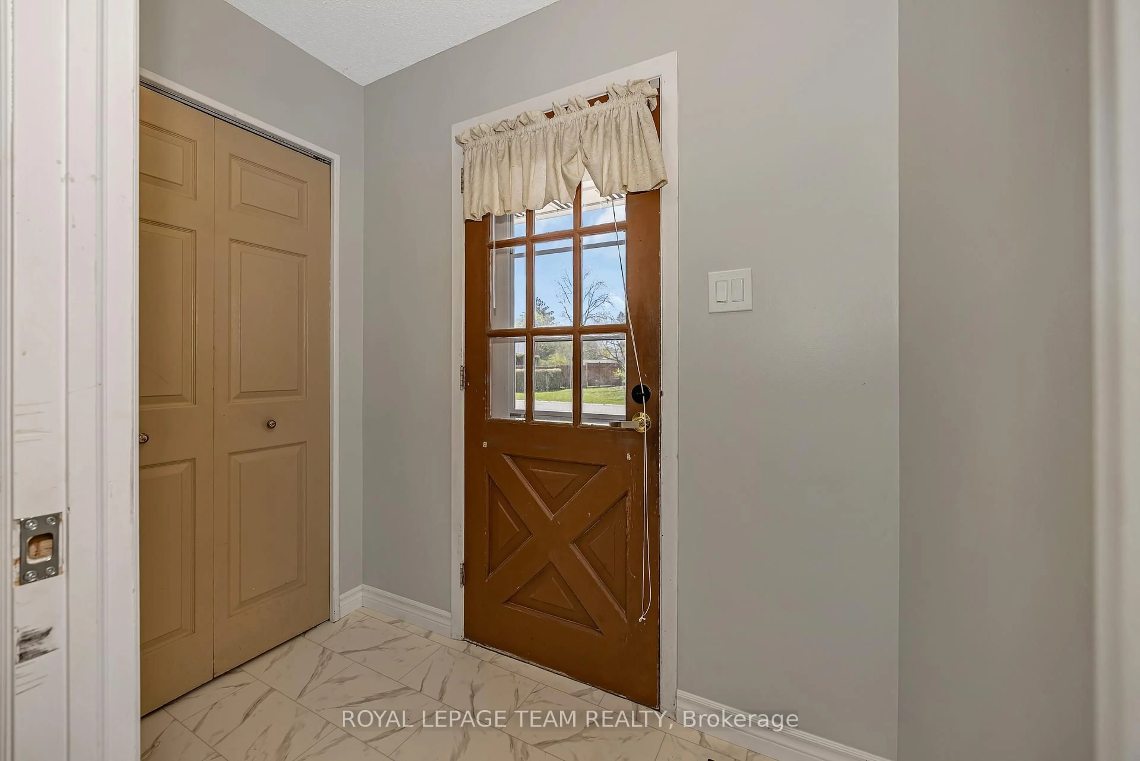 Indoor entryway for 73 Southpark Dr, Ottawa Ontario K1B 3B5