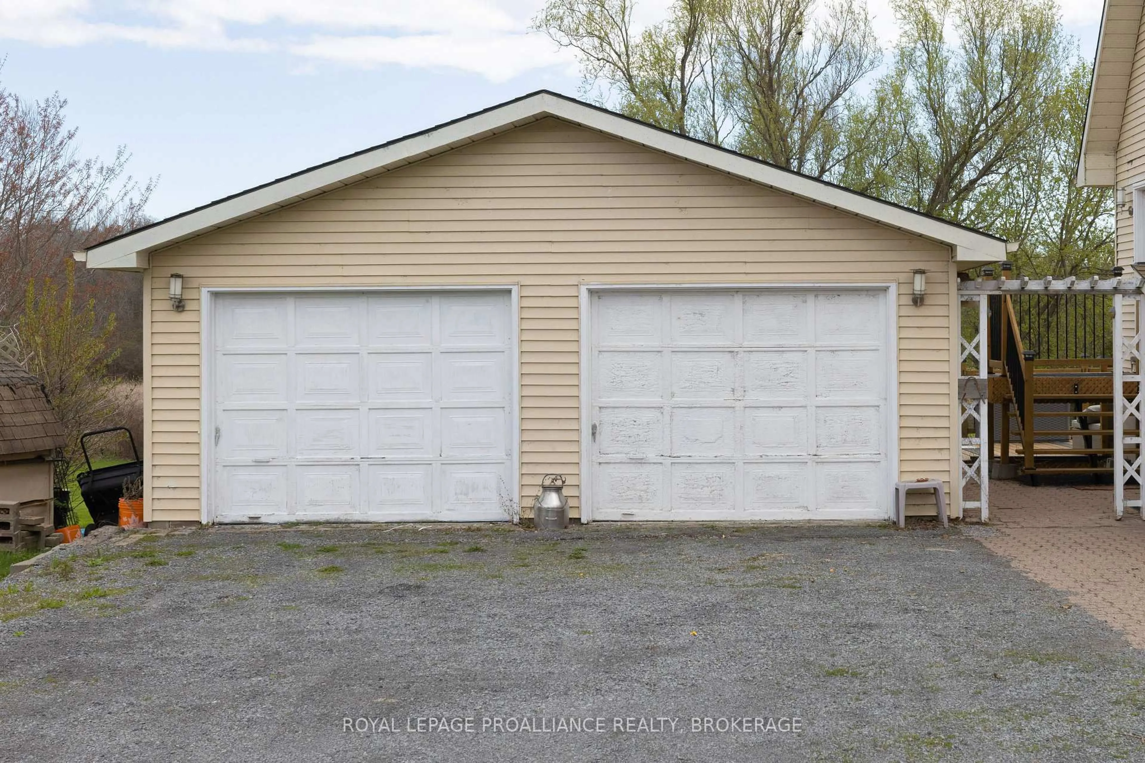 Indoor garage for 706 Spithead Rd, Gananoque Ontario K7G 2V6