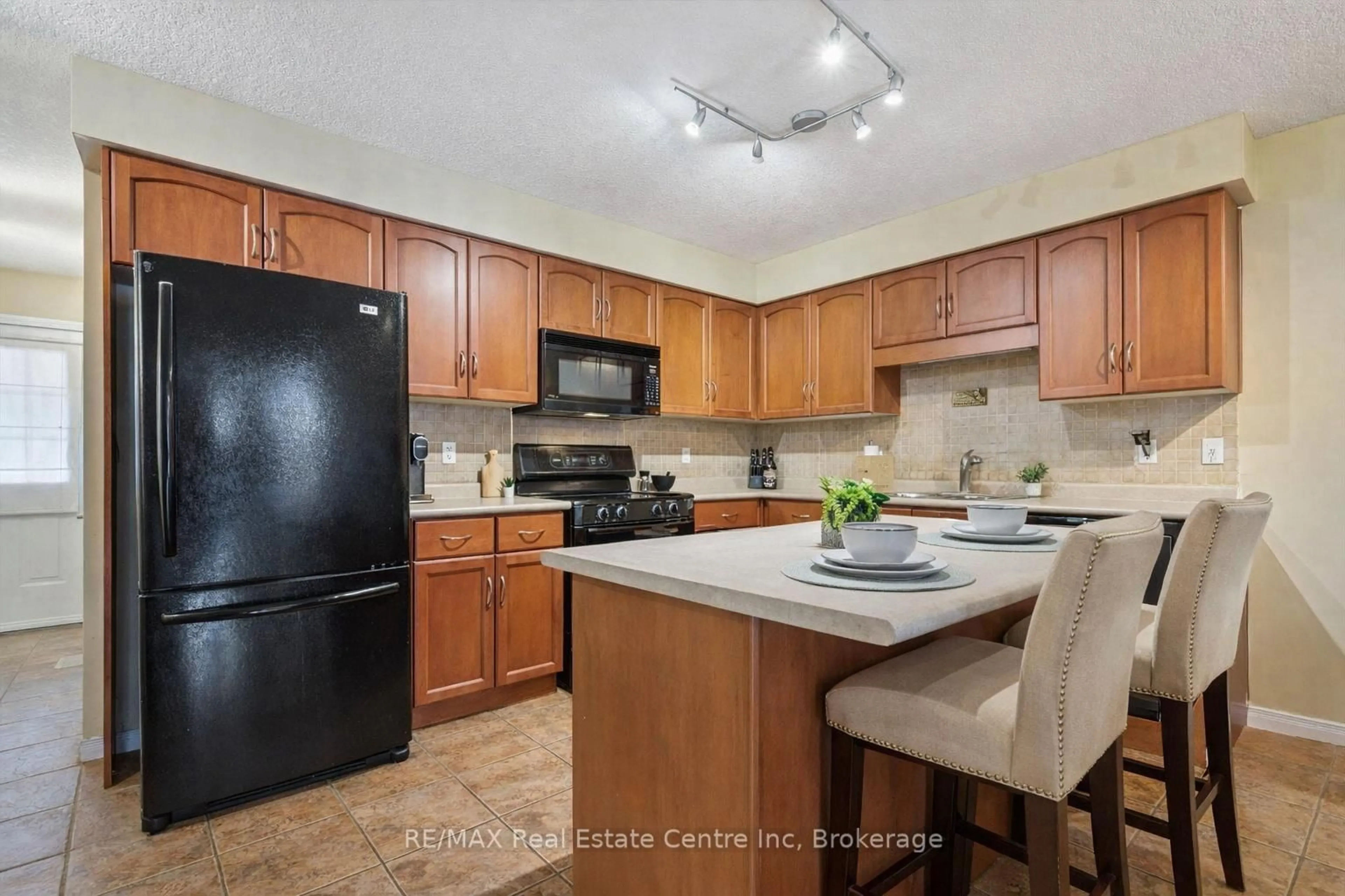 Standard kitchen, ceramic/tile floor for 210 DAWN Ave #38, Guelph Ontario N1G 5L5