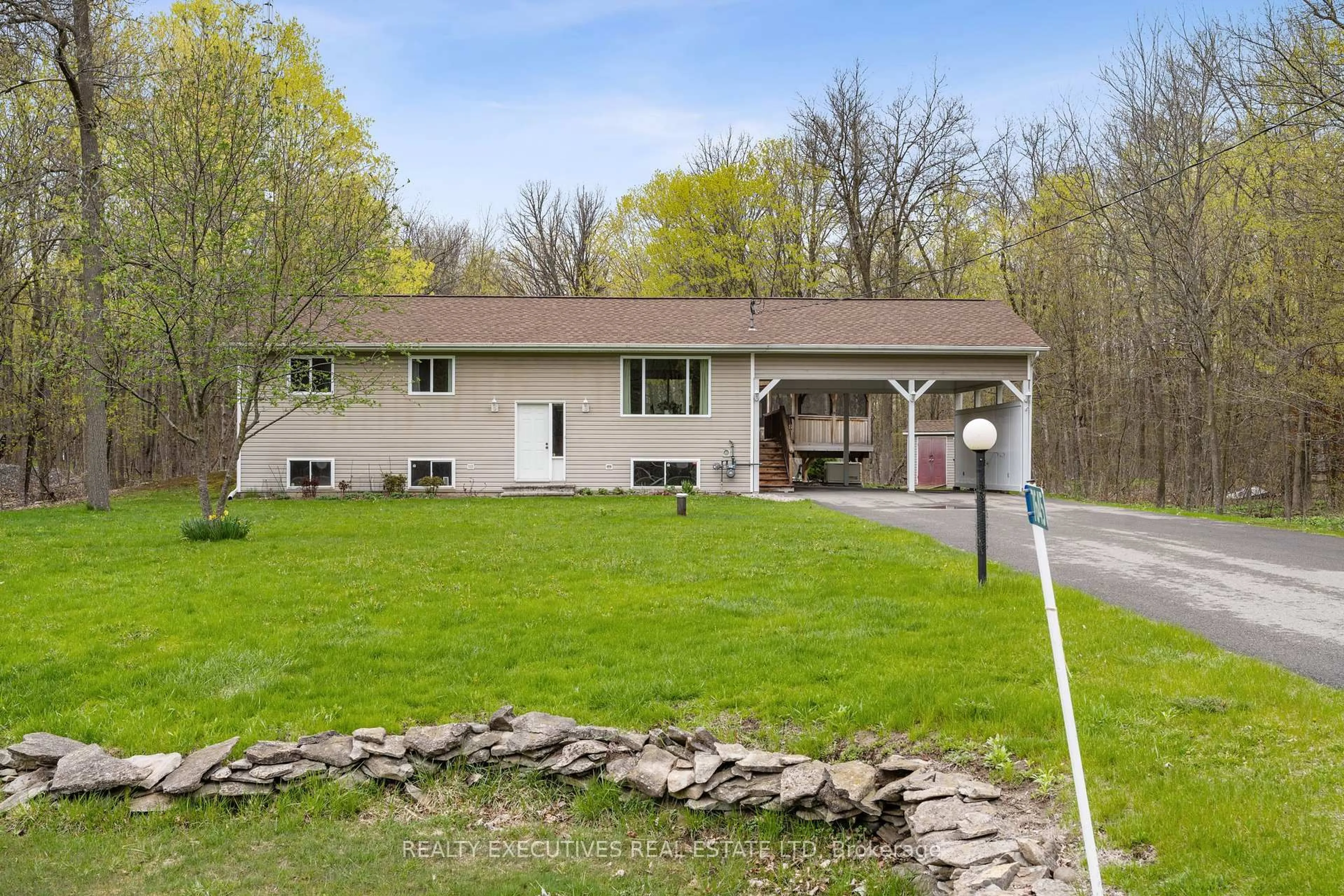 Home with vinyl exterior material, unknown for 7645 Lawrence St, Vernon Ontario K0A 3J0