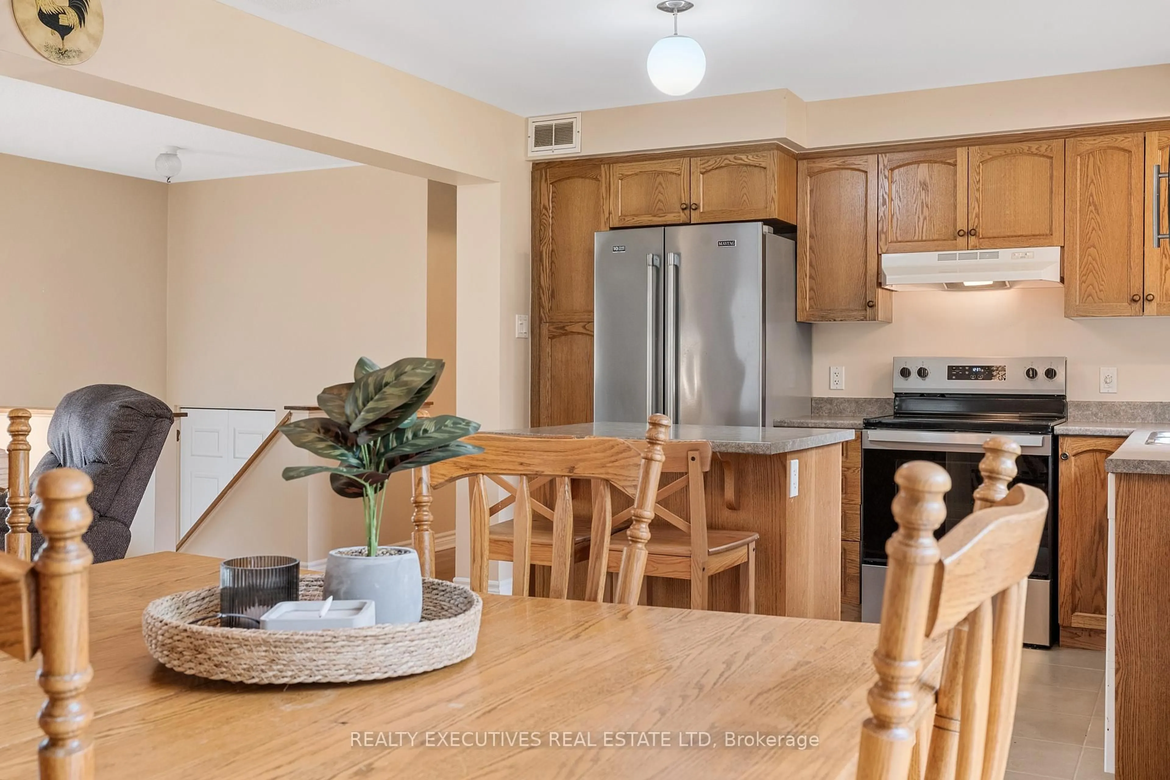 Standard kitchen, unknown for 7645 Lawrence St, Vernon Ontario K0A 3J0