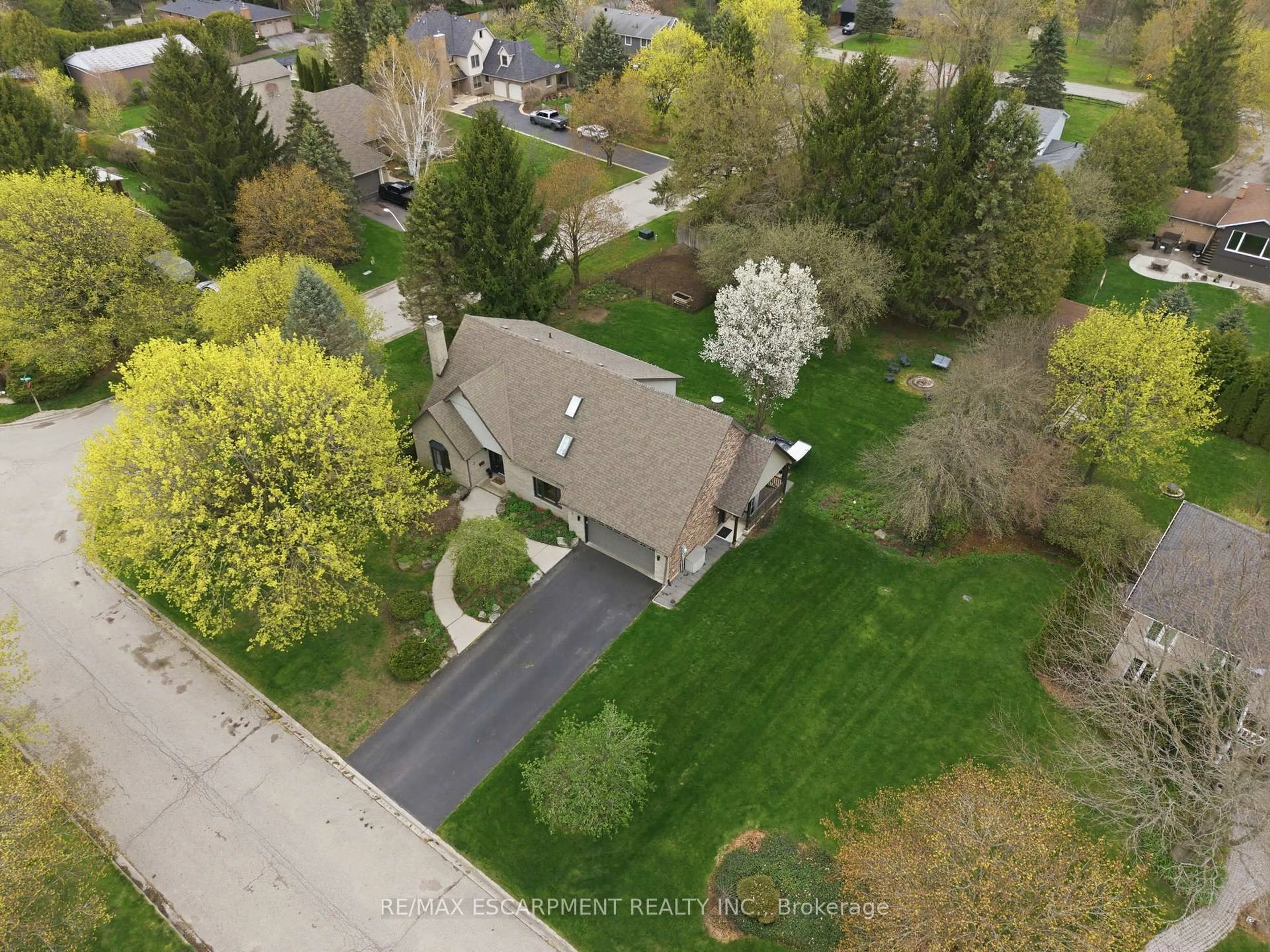 A pic from outside/outdoor area/front of a property/back of a property/a pic from drone, street for 6 Vanstraalen St, Hamilton Ontario L0R 1H3