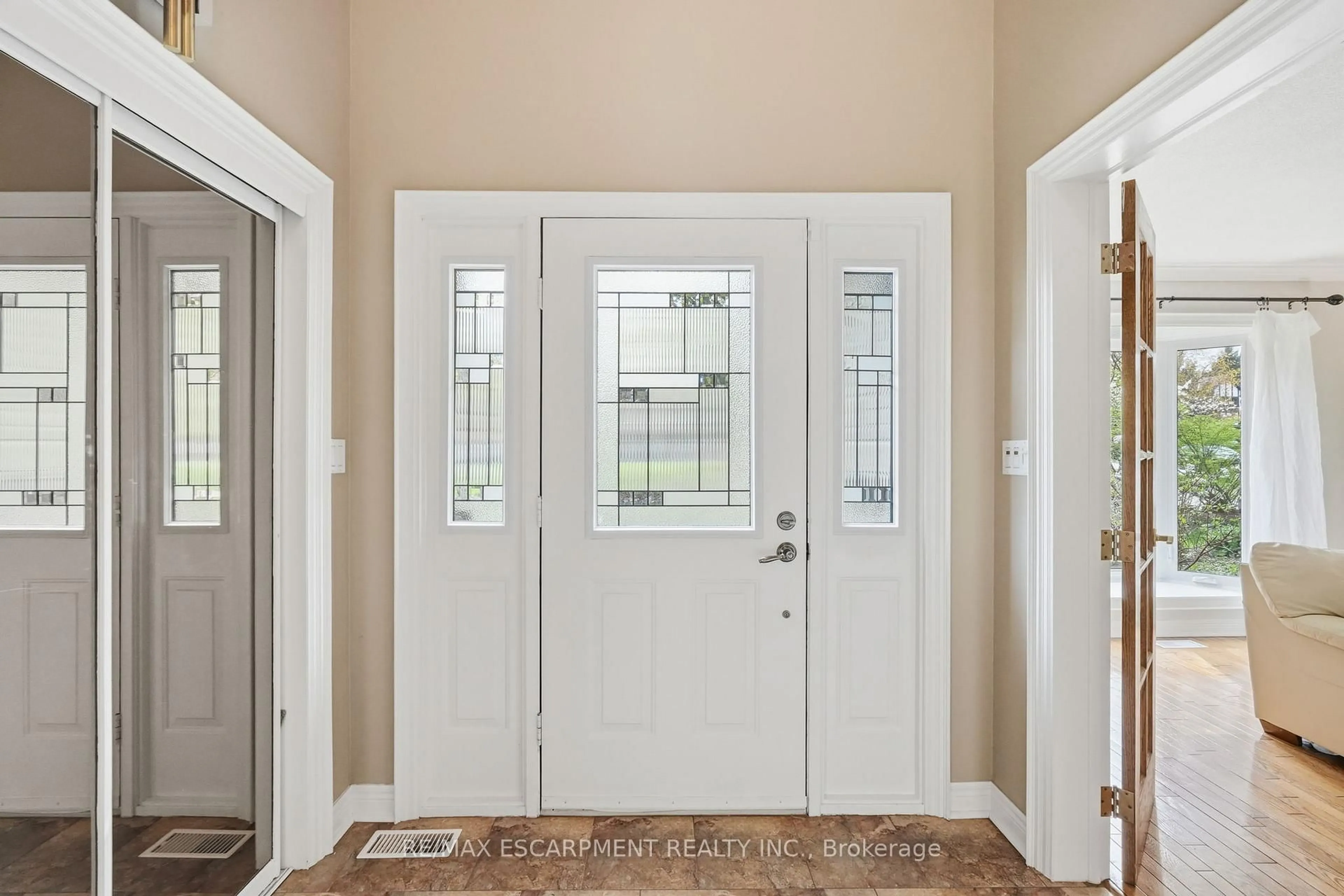 Indoor entryway for 6 Vanstraalen St, Hamilton Ontario L0R 1H3