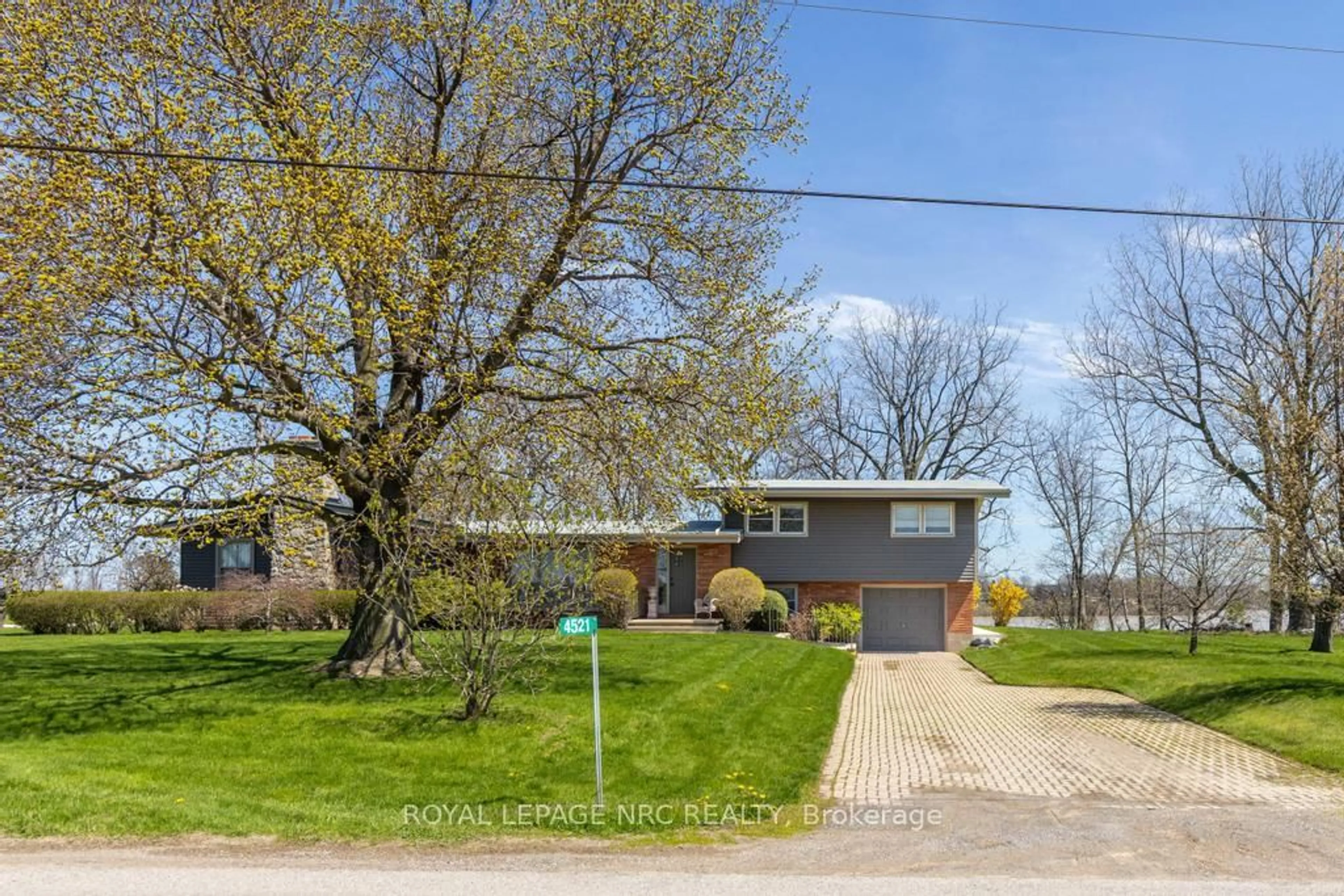 A pic from outside/outdoor area/front of a property/back of a property/a pic from drone, street for 4521 Twenty First St, Lincoln Ontario L0R 2E0