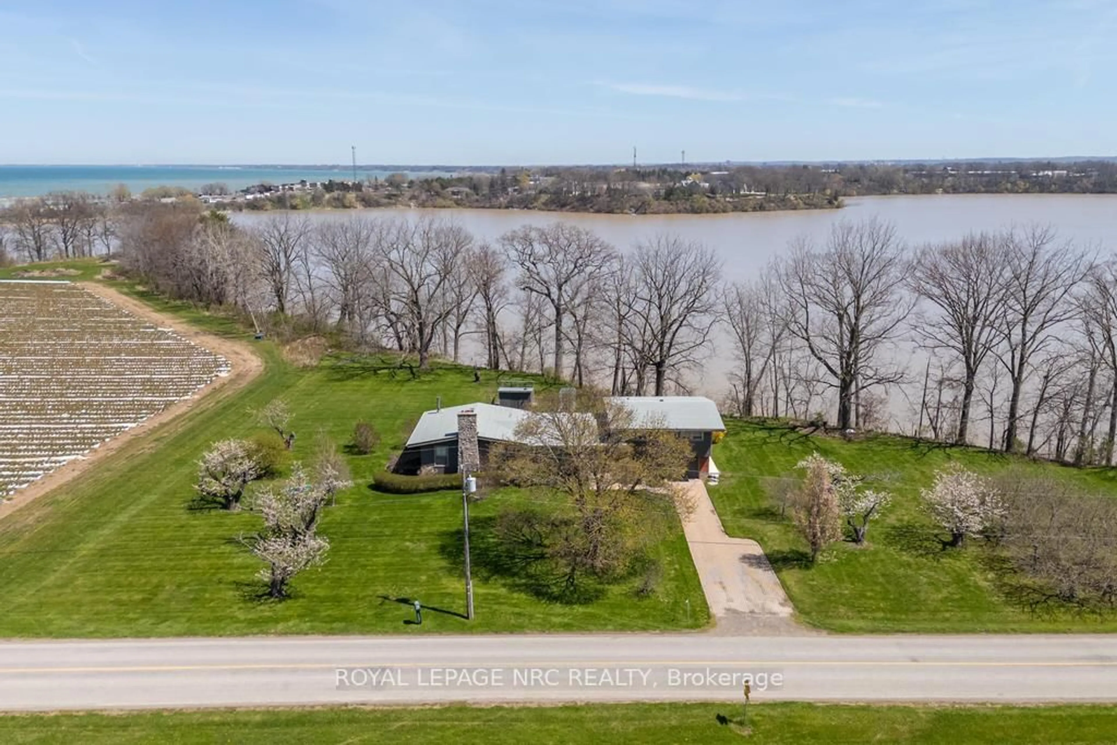 A pic from outside/outdoor area/front of a property/back of a property/a pic from drone, water/lake/river/ocean view for 4521 Twenty First St, Lincoln Ontario L0R 2E0