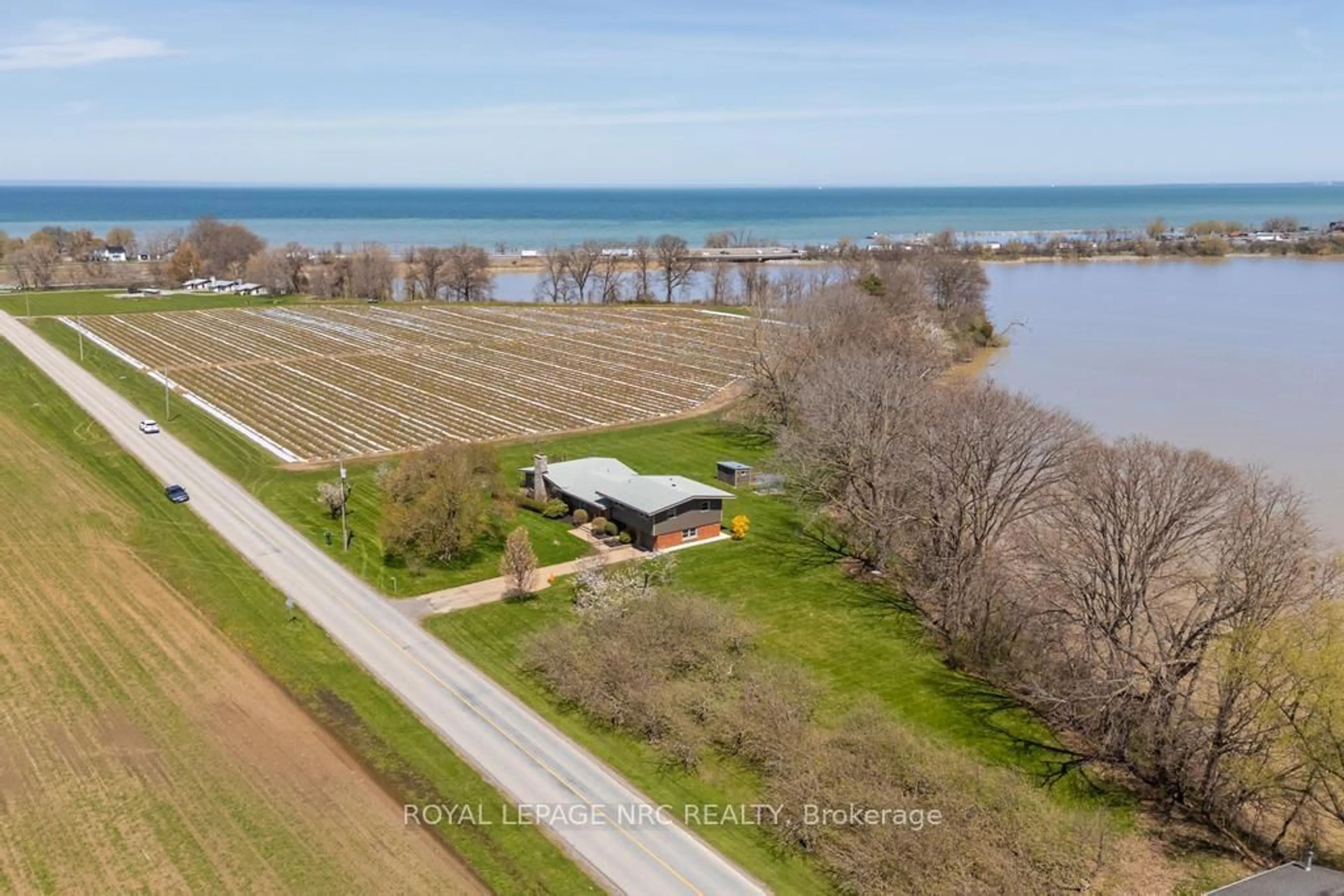 A pic from outside/outdoor area/front of a property/back of a property/a pic from drone, water/lake/river/ocean view for 4521 Twenty First St, Lincoln Ontario L0R 2E0