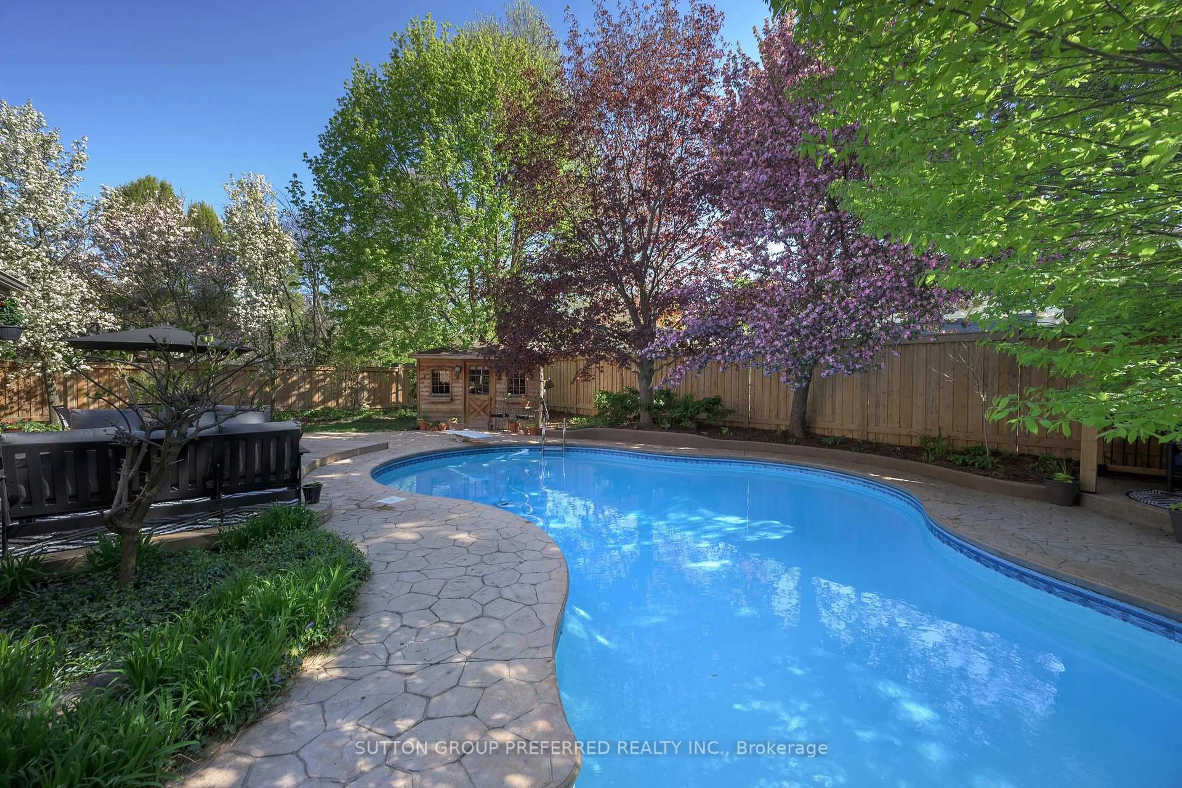 Pool for 372 Grangeover Ave, London North Ontario N6G 4K5