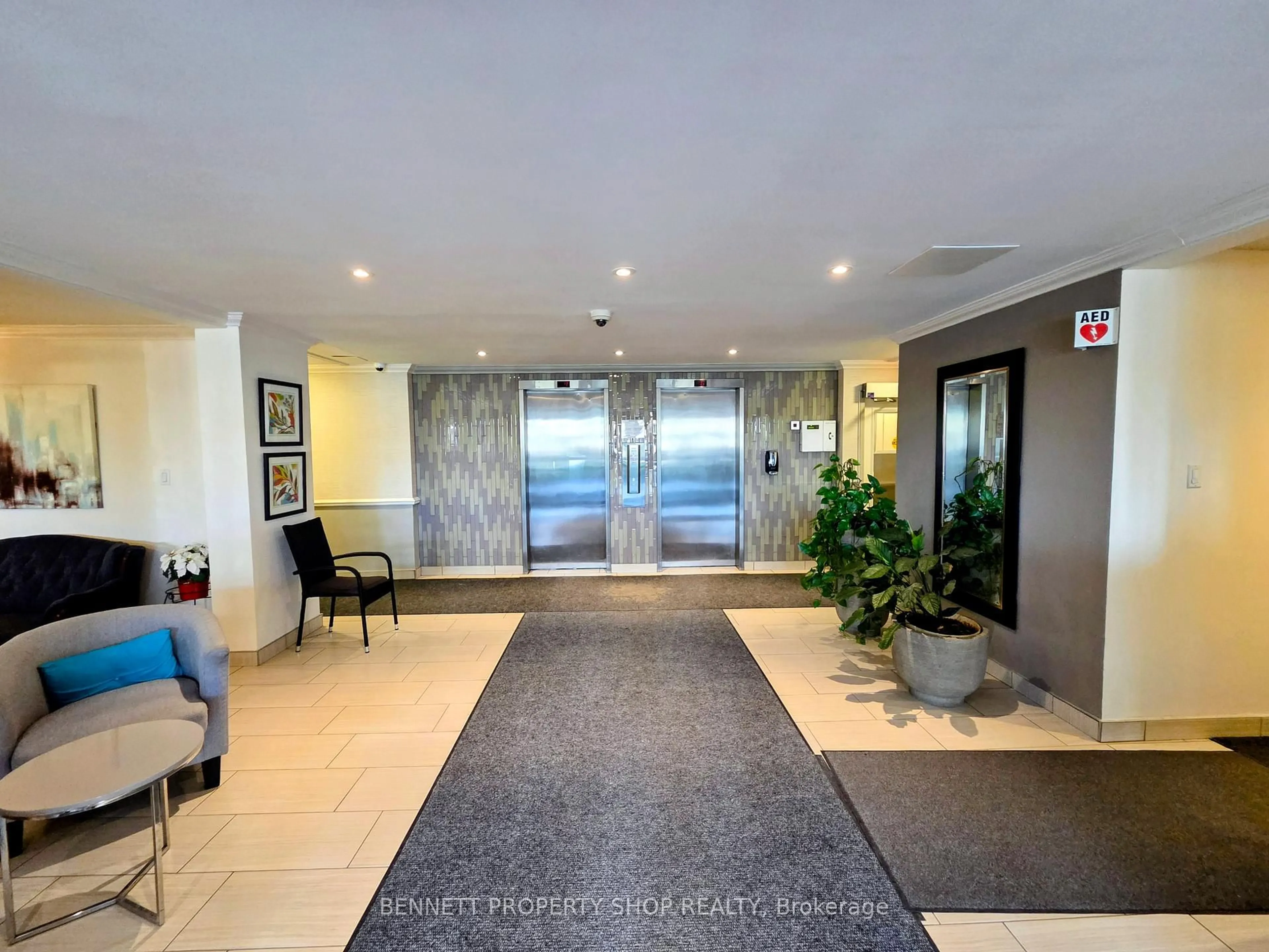 Indoor foyer for 2400 Virginia Dr #1007, Ottawa Ontario K1H 8L3