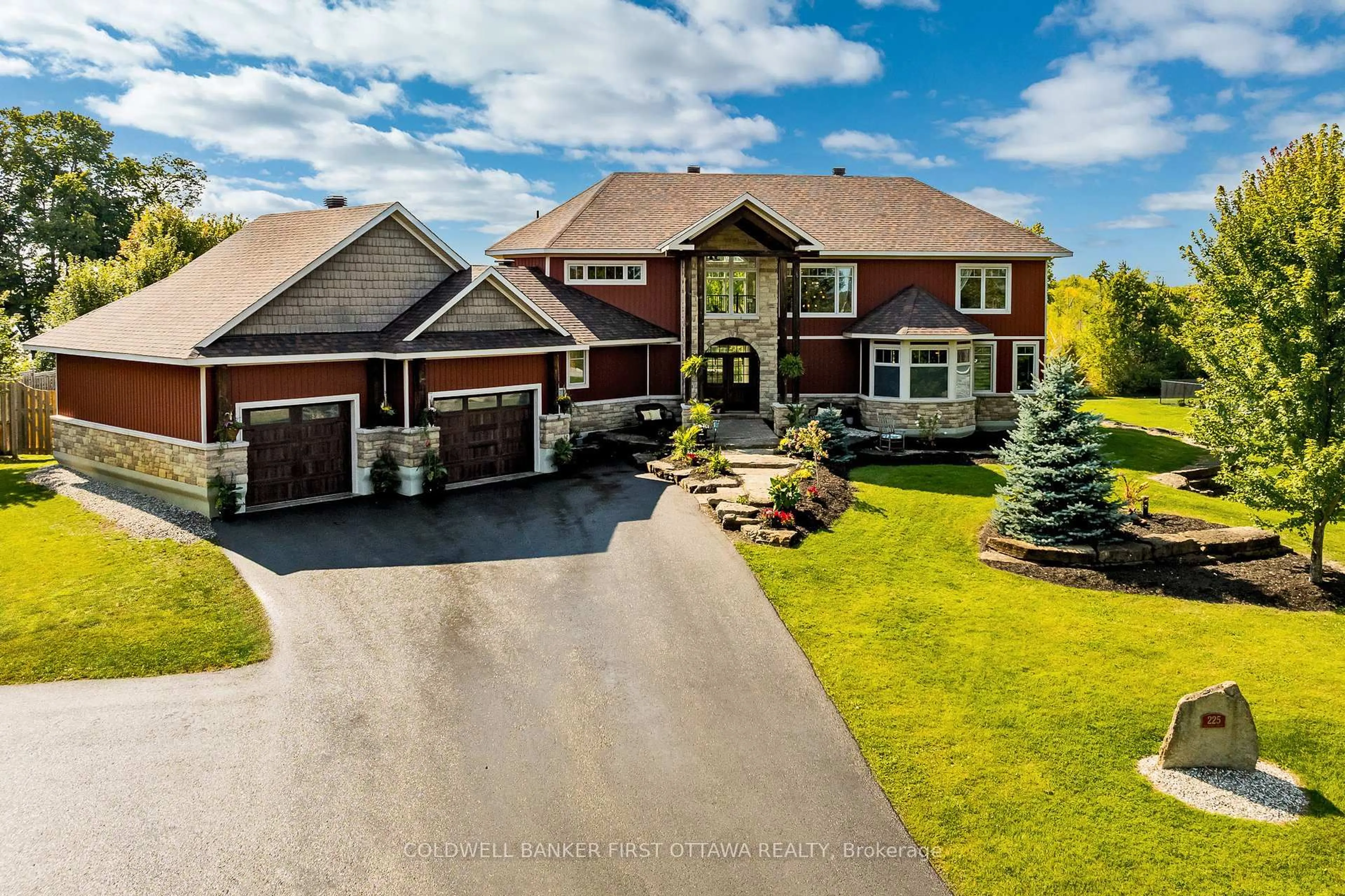 A pic from outside/outdoor area/front of a property/back of a property/a pic from drone, unknown for 225 HILLCREST Dr, Almonte Ontario K0A 1A0