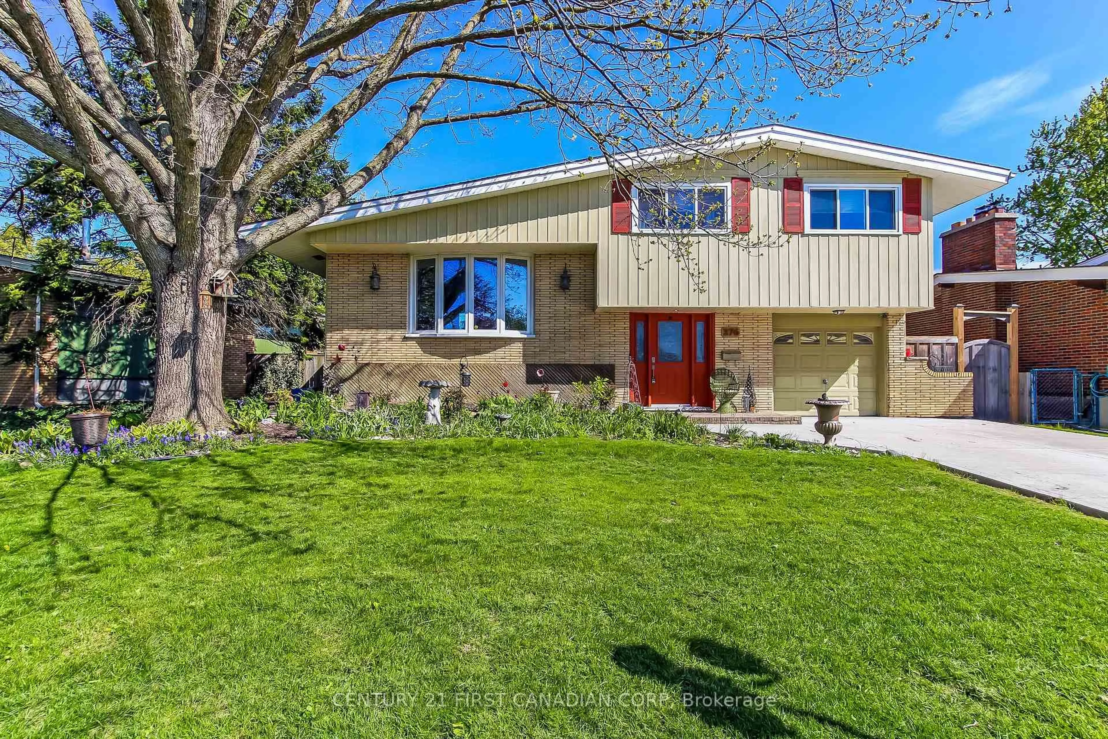 Home with vinyl exterior material, street for 276 Southcrest Dr, London South Ontario N6J 1N4