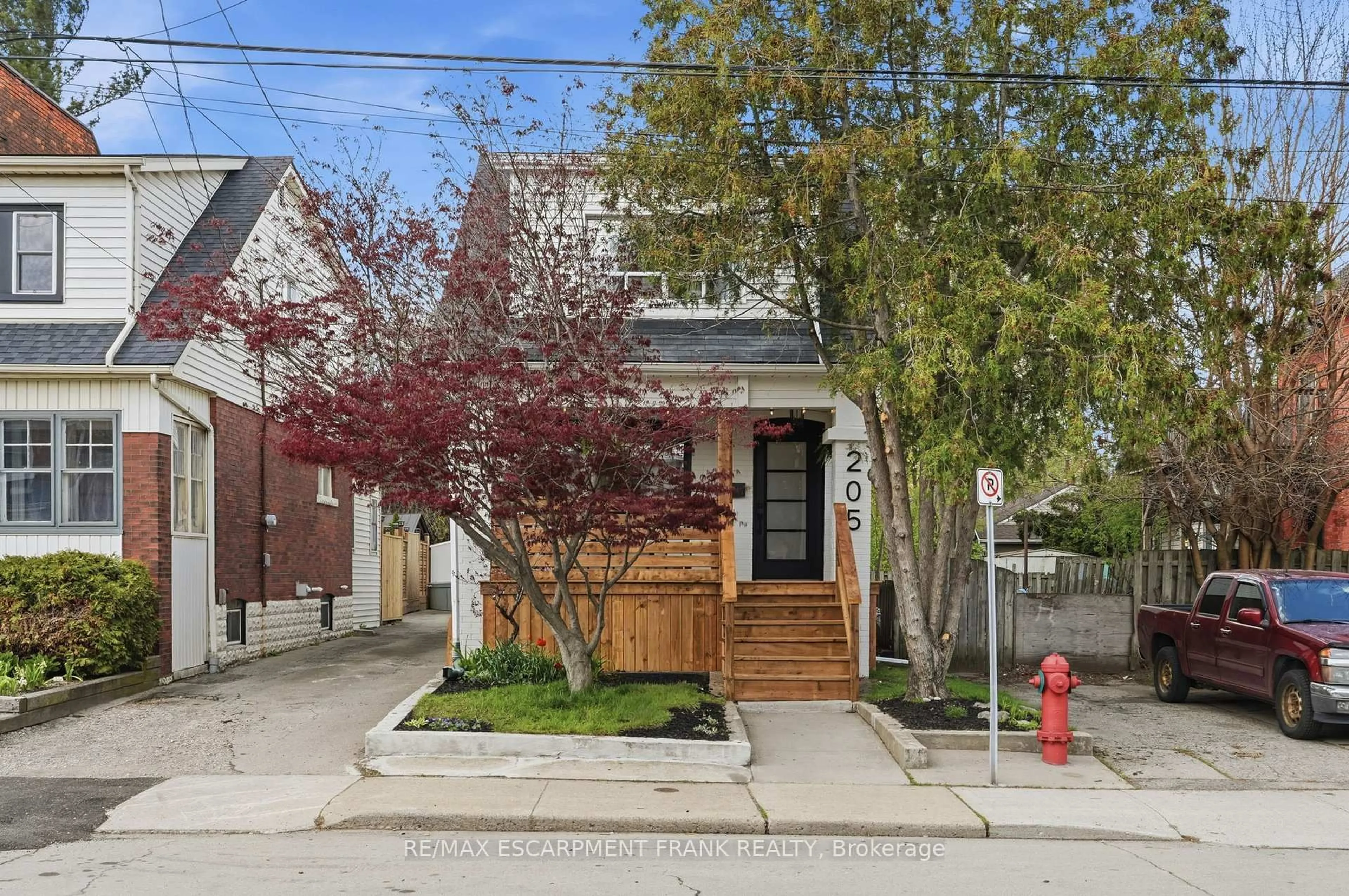 Unknown for 205 Locke St, Hamilton Ontario L8R 3B1