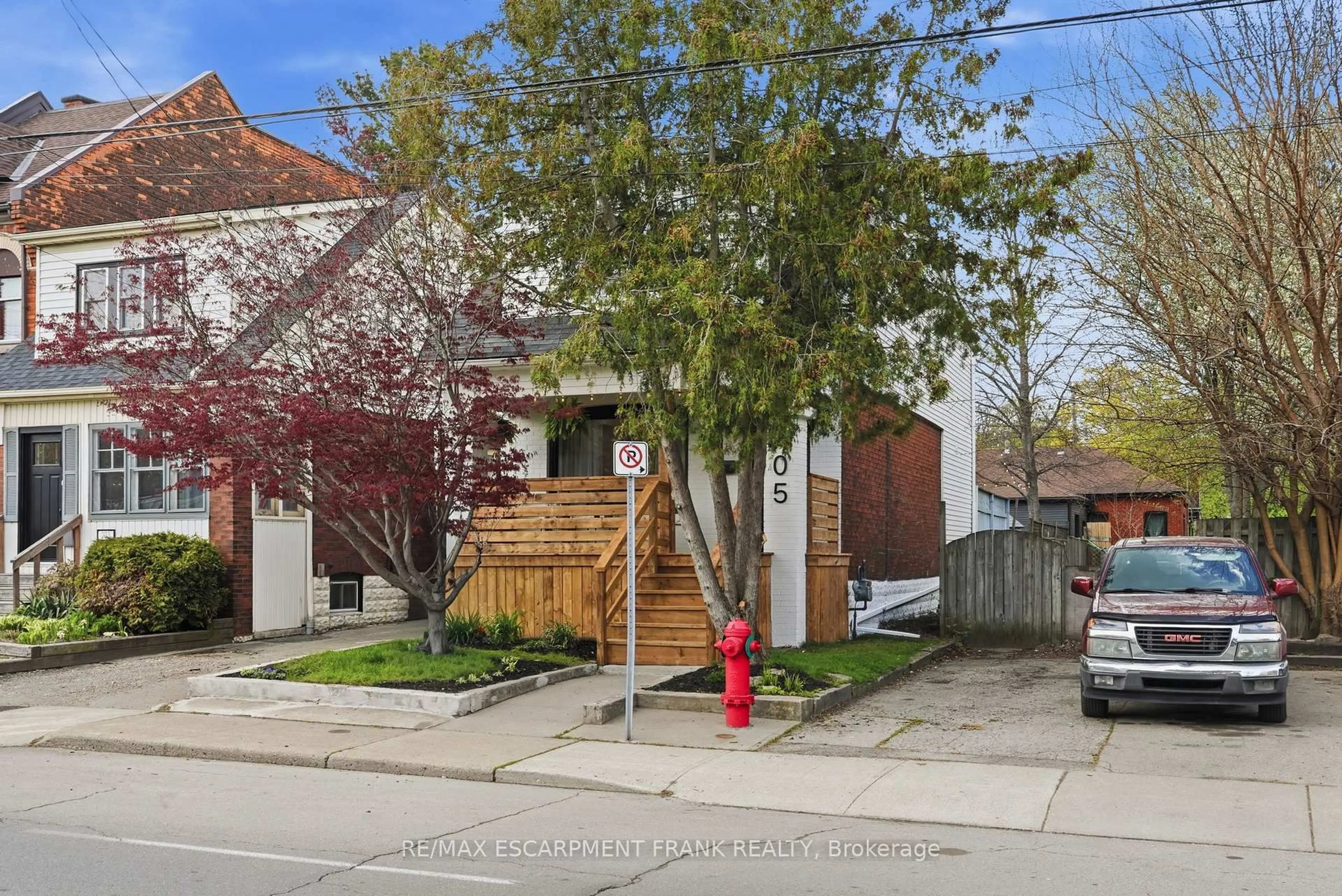 A pic from outside/outdoor area/front of a property/back of a property/a pic from drone, street for 205 Locke St, Hamilton Ontario L8R 3B1