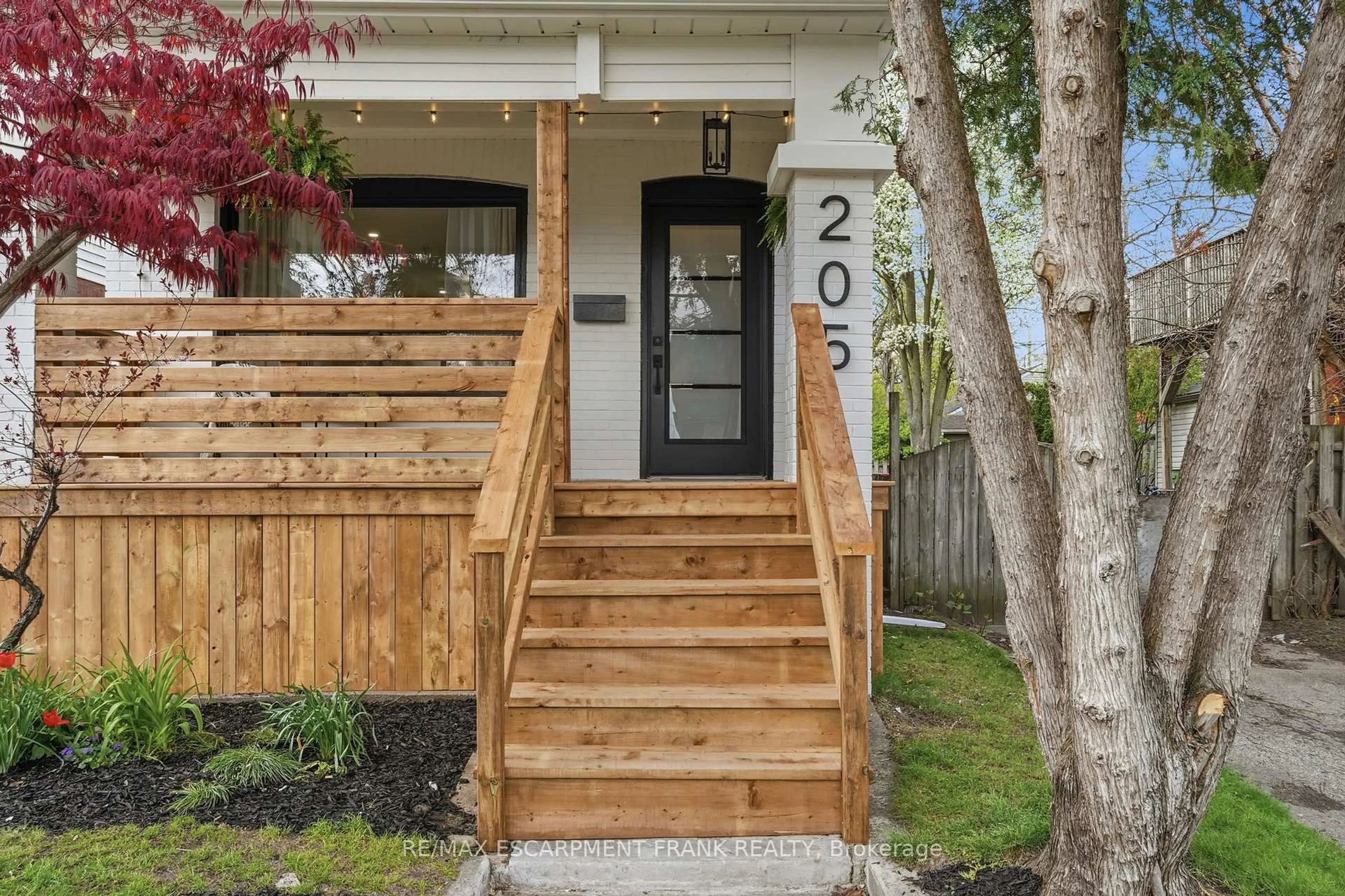 Indoor entryway for 205 Locke St, Hamilton Ontario L8R 3B1