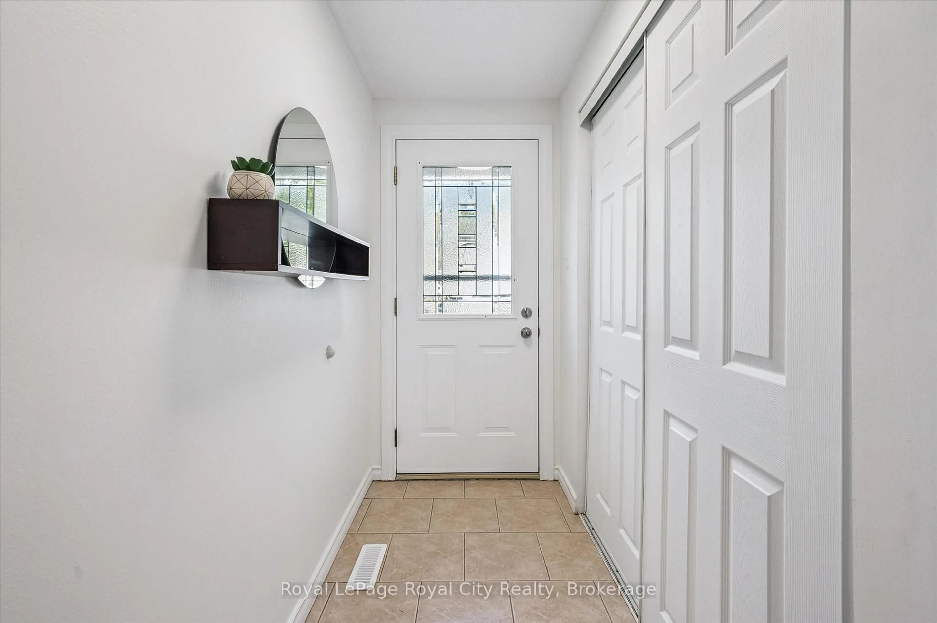 Indoor entryway for 700 Paisley Rd #42, Guelph Ontario N1K 1A3