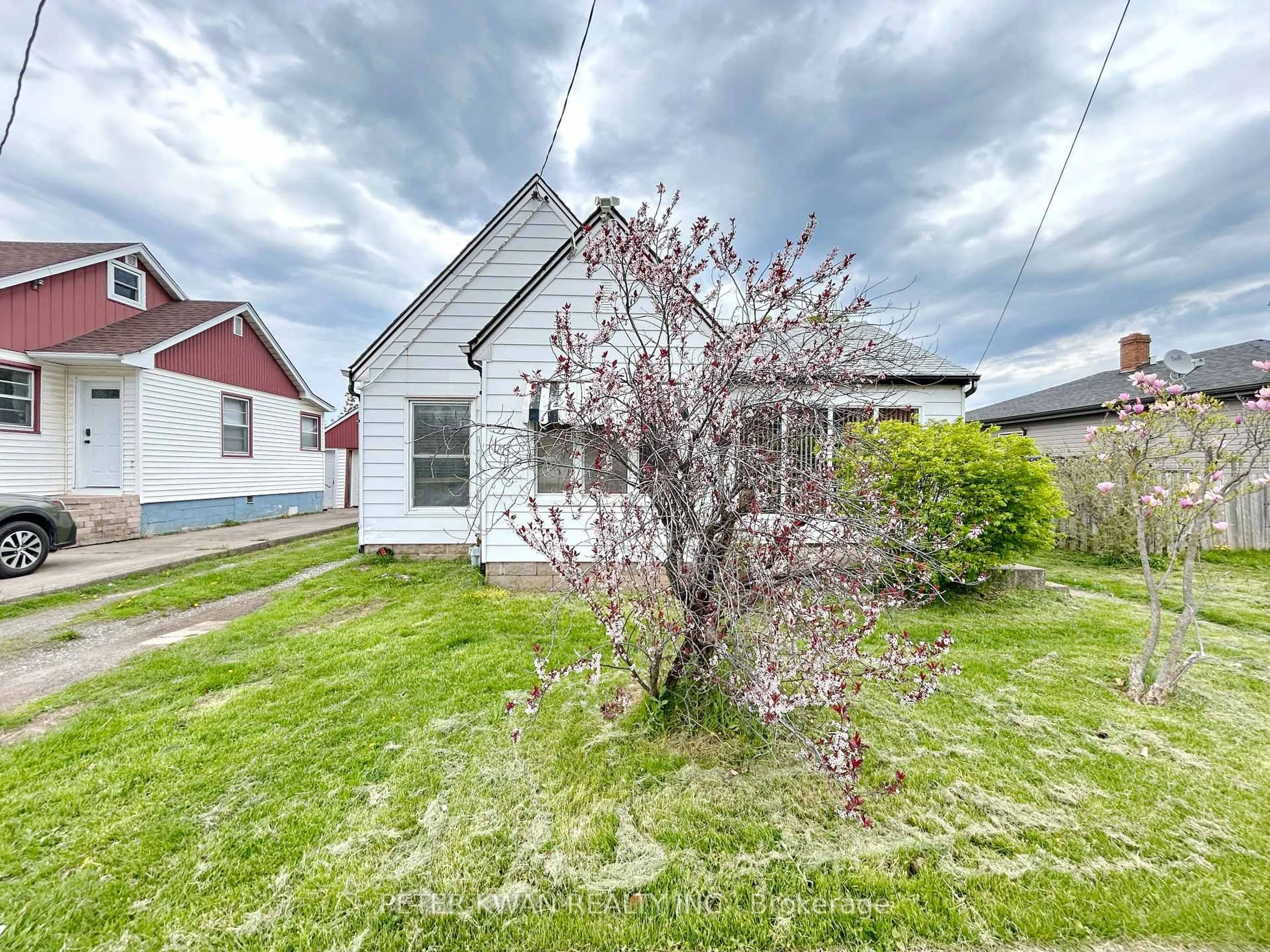 A pic from outside/outdoor area/front of a property/back of a property/a pic from drone, street for 4977 John St, Lincoln Ontario L0R 1B6
