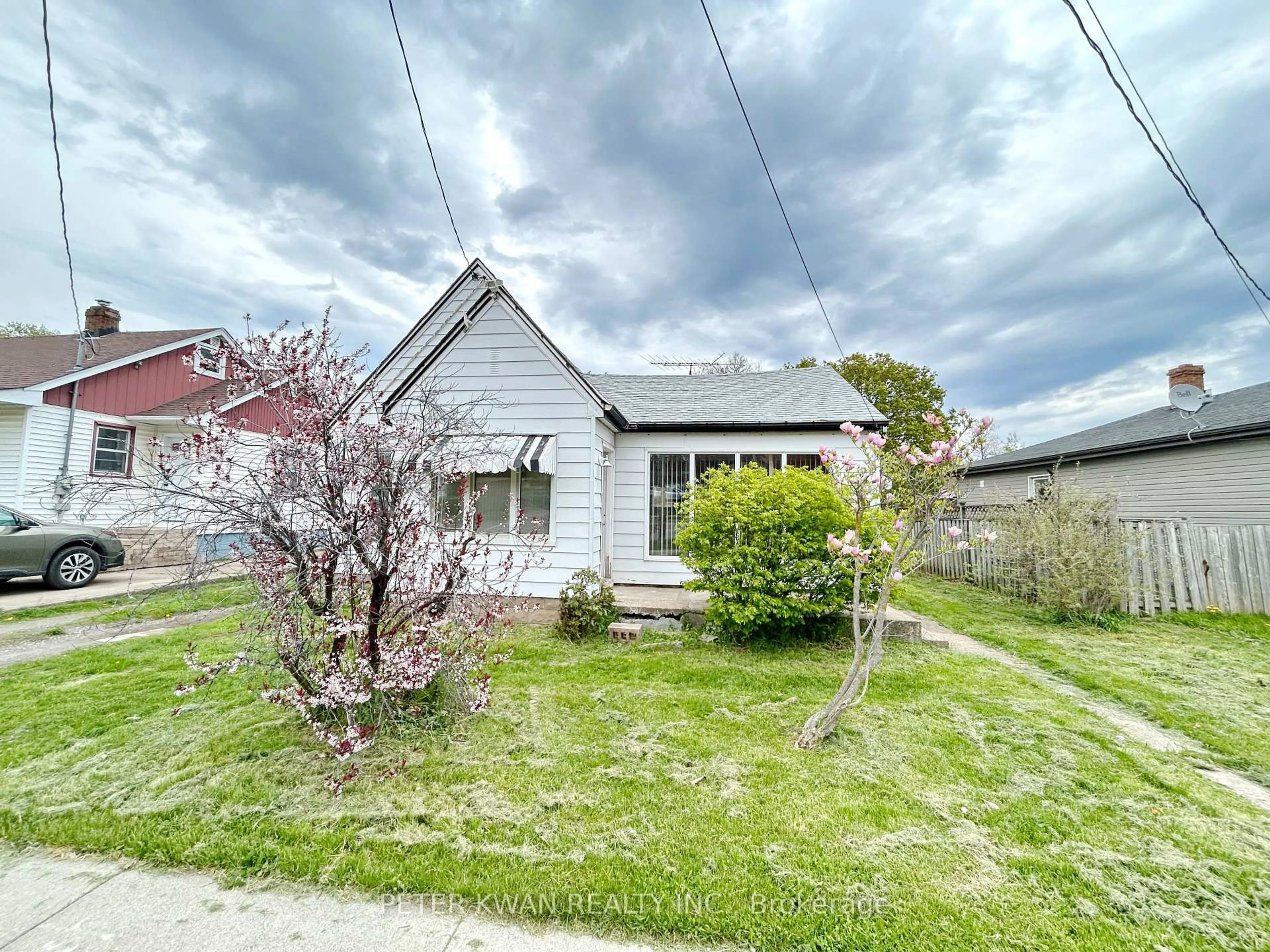 A pic from outside/outdoor area/front of a property/back of a property/a pic from drone, street for 4977 John St, Lincoln Ontario L0R 1B6