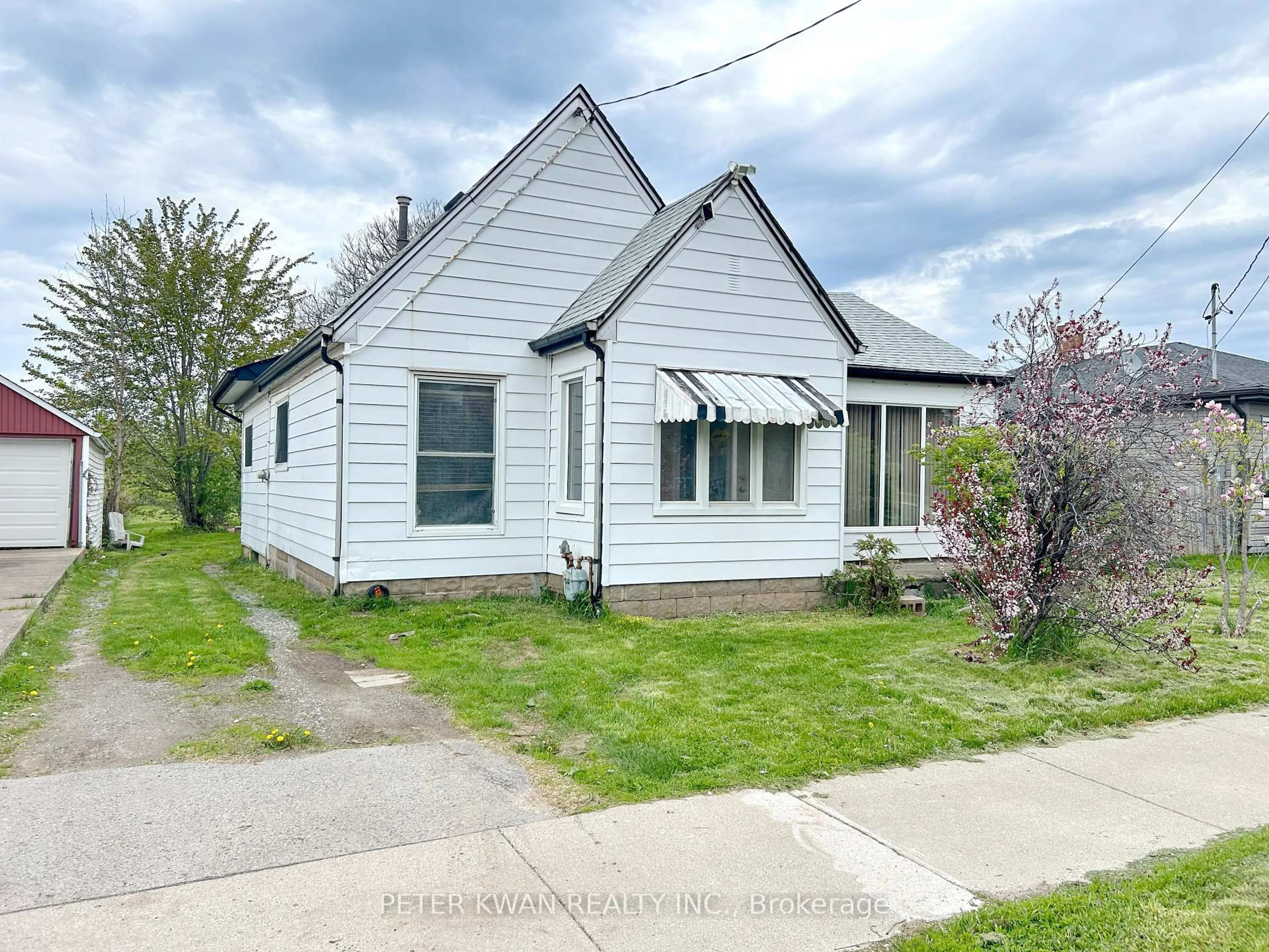 A pic from outside/outdoor area/front of a property/back of a property/a pic from drone, street for 4977 John St, Lincoln Ontario L0R 1B6