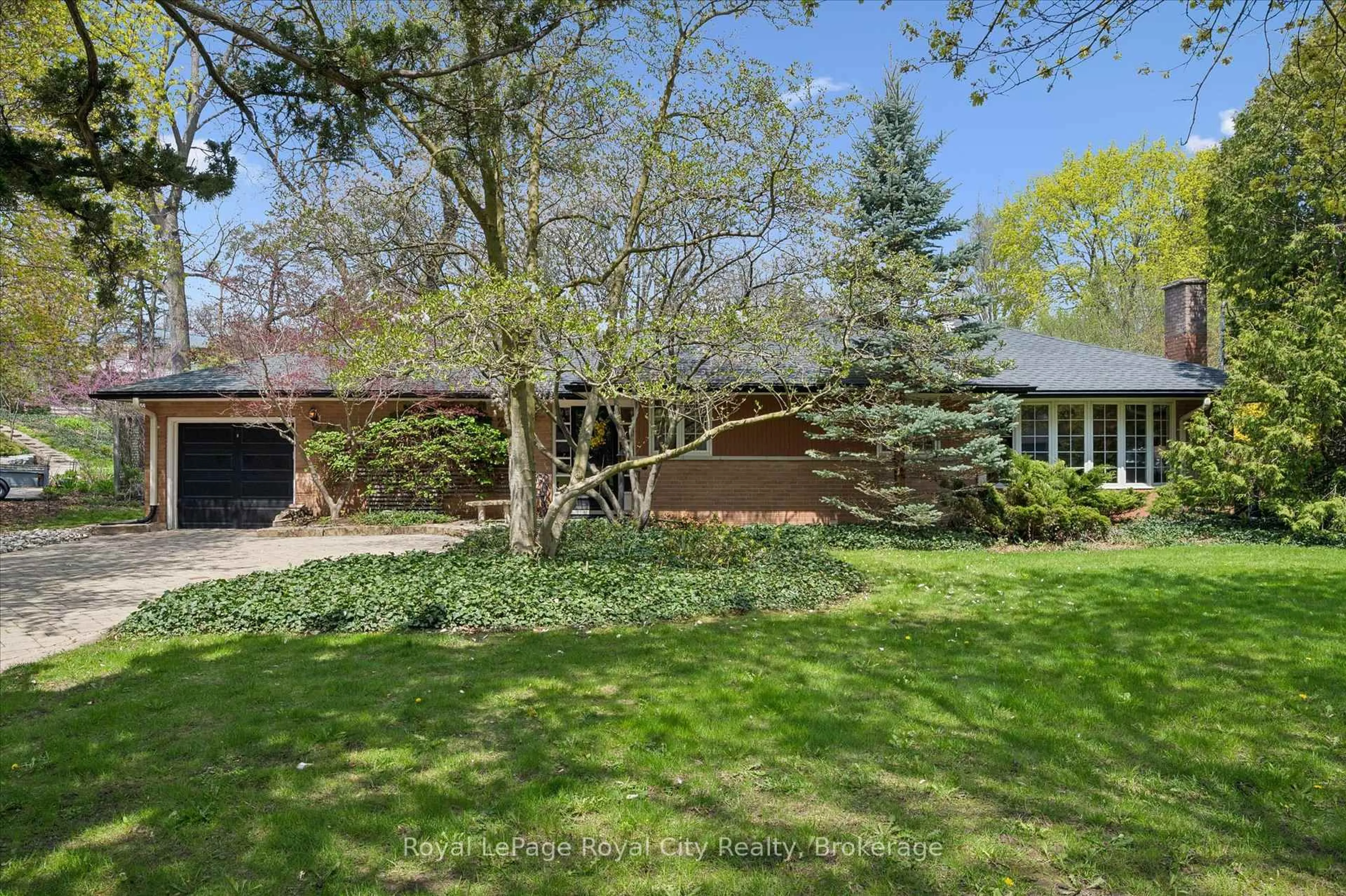 A pic from outside/outdoor area/front of a property/back of a property/a pic from drone, street for 29 Lynwood Pl, Guelph Ontario N1G 2V9