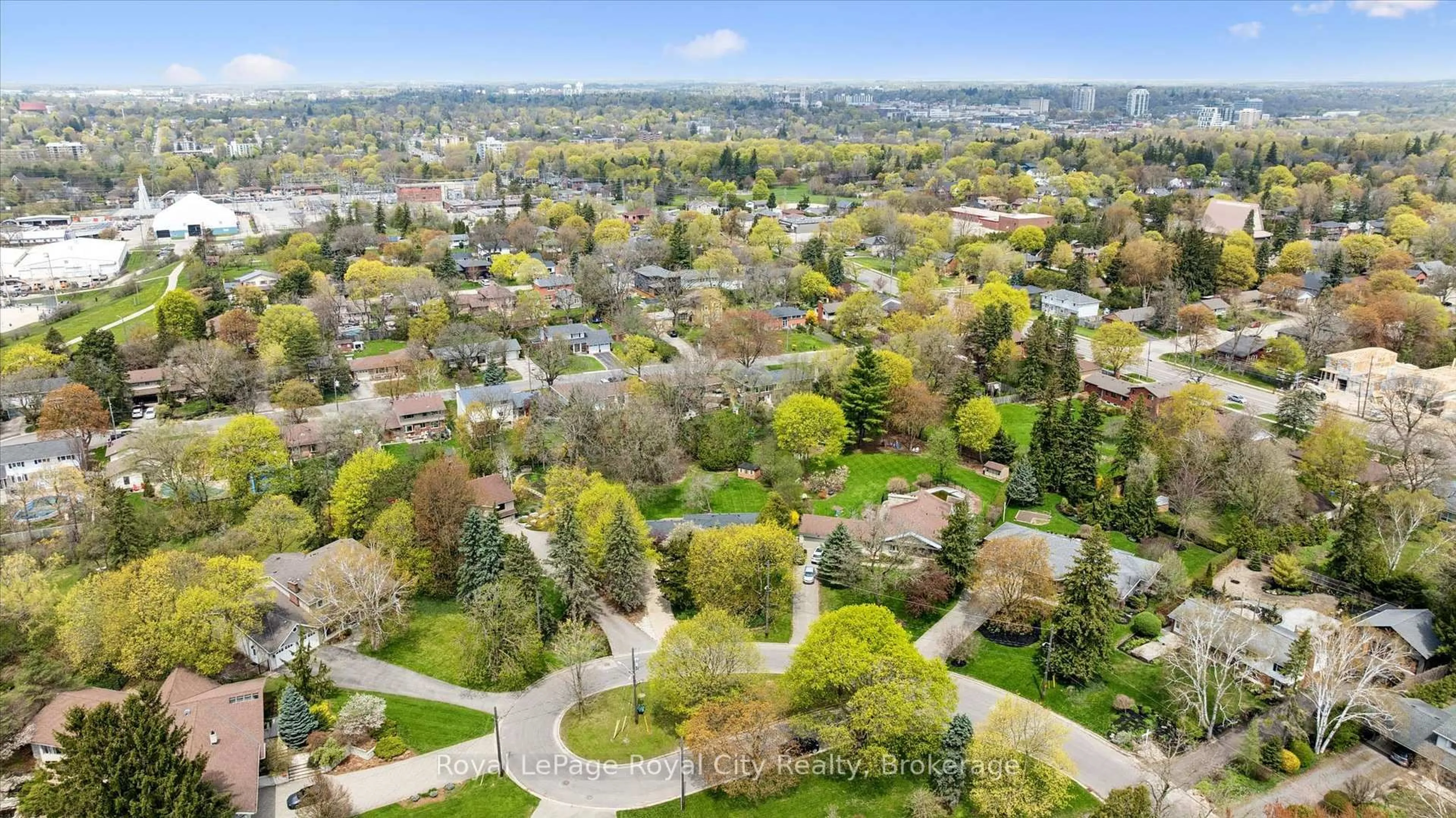 A pic from outside/outdoor area/front of a property/back of a property/a pic from drone, street for 29 Lynwood Pl, Guelph Ontario N1G 2V9