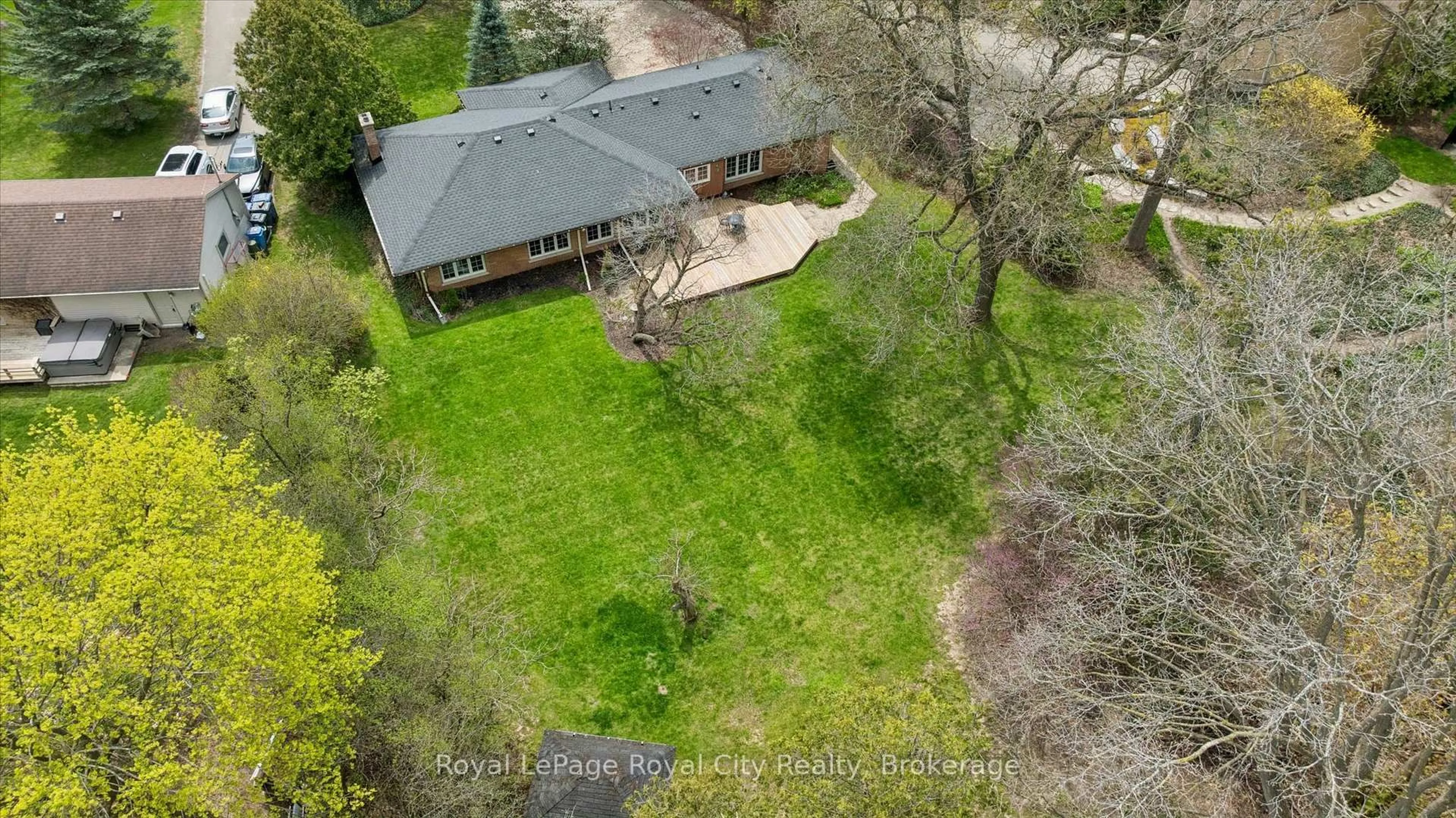 A pic from outside/outdoor area/front of a property/back of a property/a pic from drone, unknown for 29 Lynwood Pl, Guelph Ontario N1G 2V9