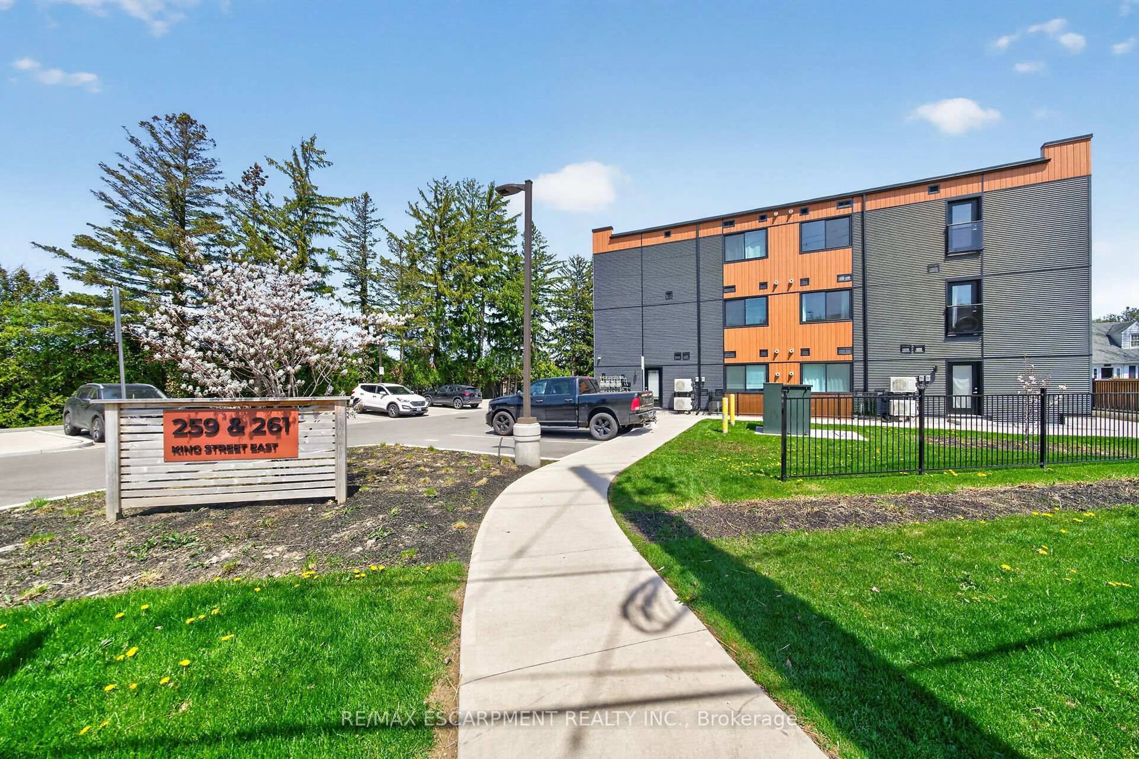 Patio, building for 259 KING St #0B, Hamilton Ontario L9G 1L9