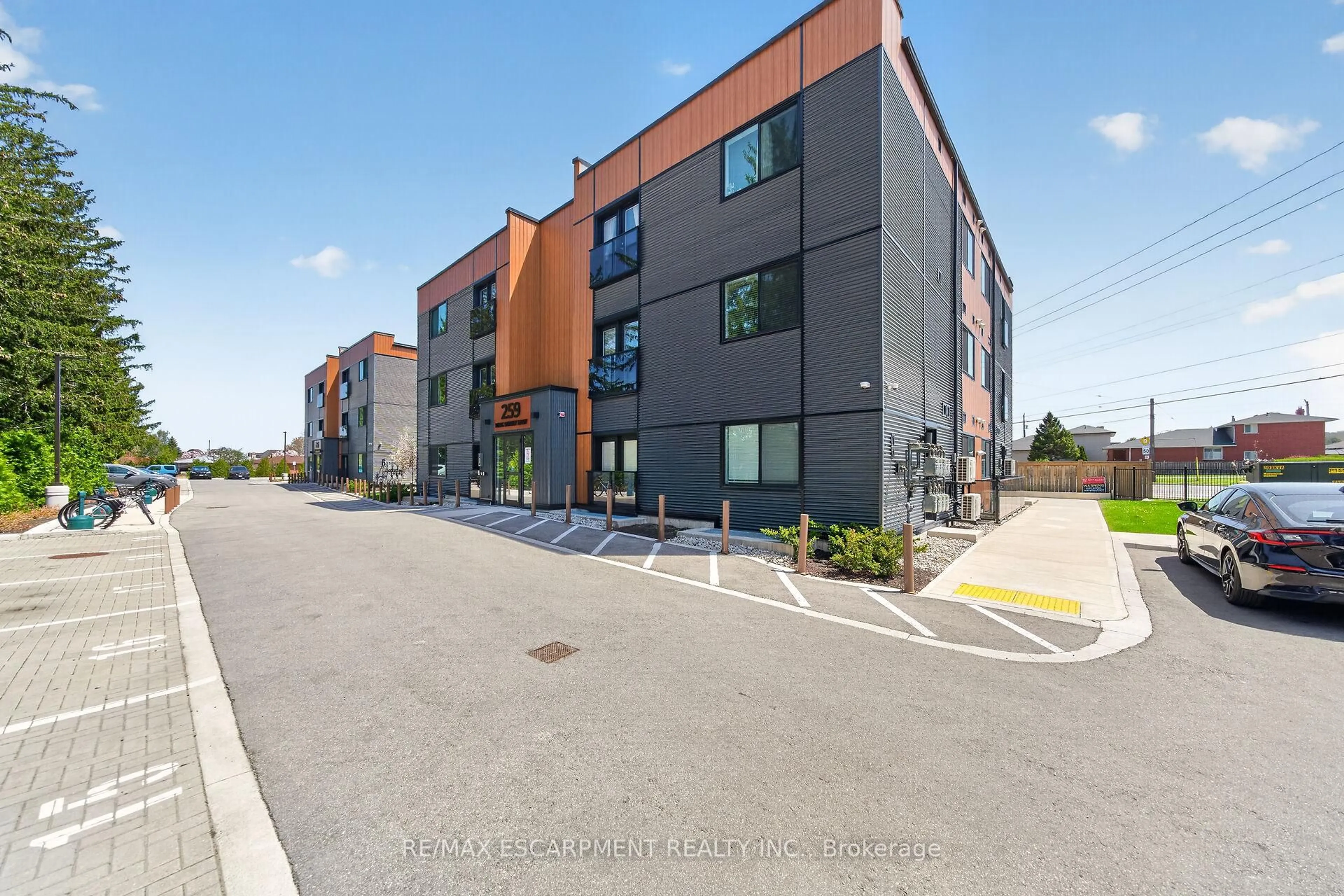 A pic from outside/outdoor area/front of a property/back of a property/a pic from drone, building for 259 KING St #0B, Hamilton Ontario L9G 1L9