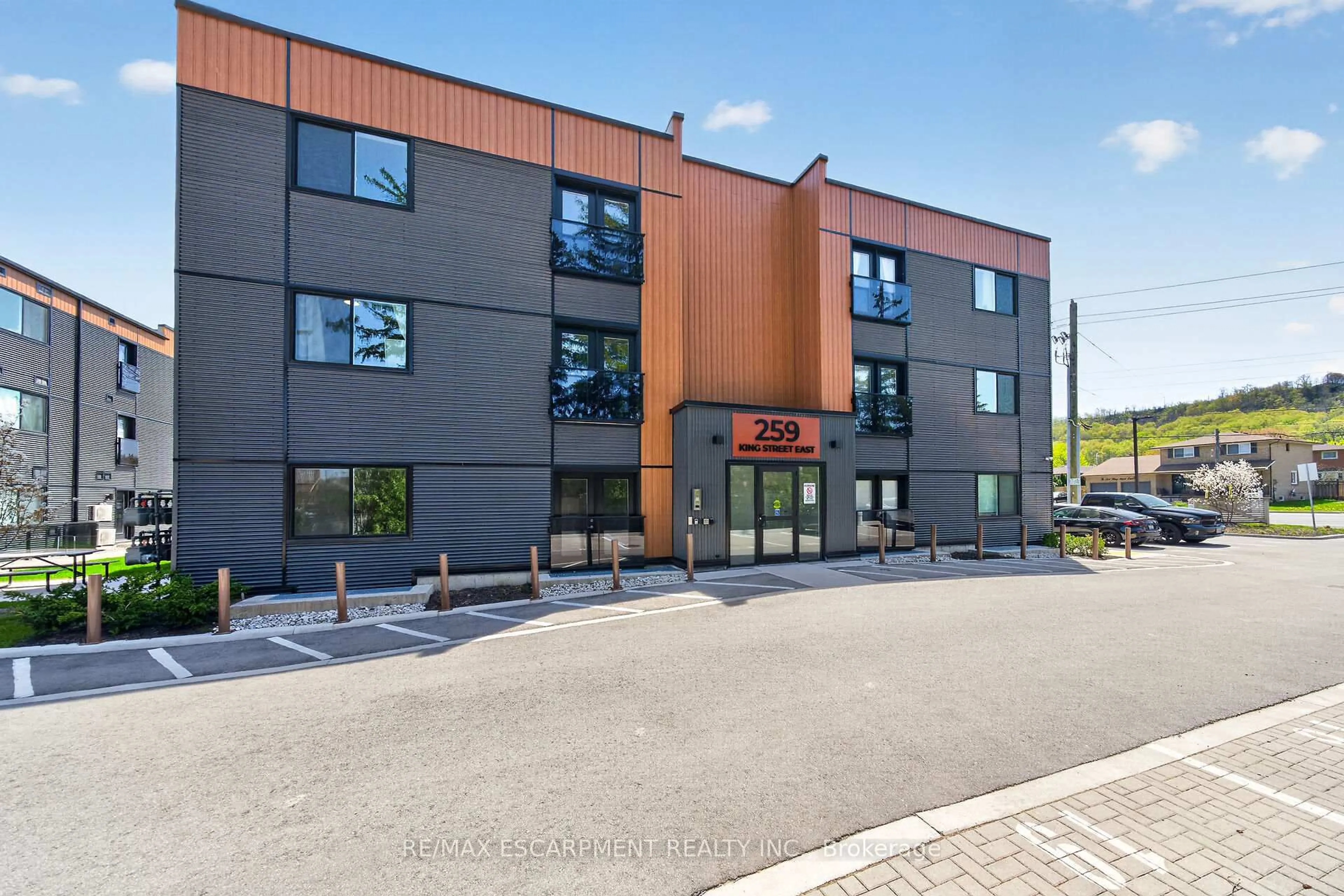 Patio, building for 259 KING St #0B, Hamilton Ontario L9G 1L9