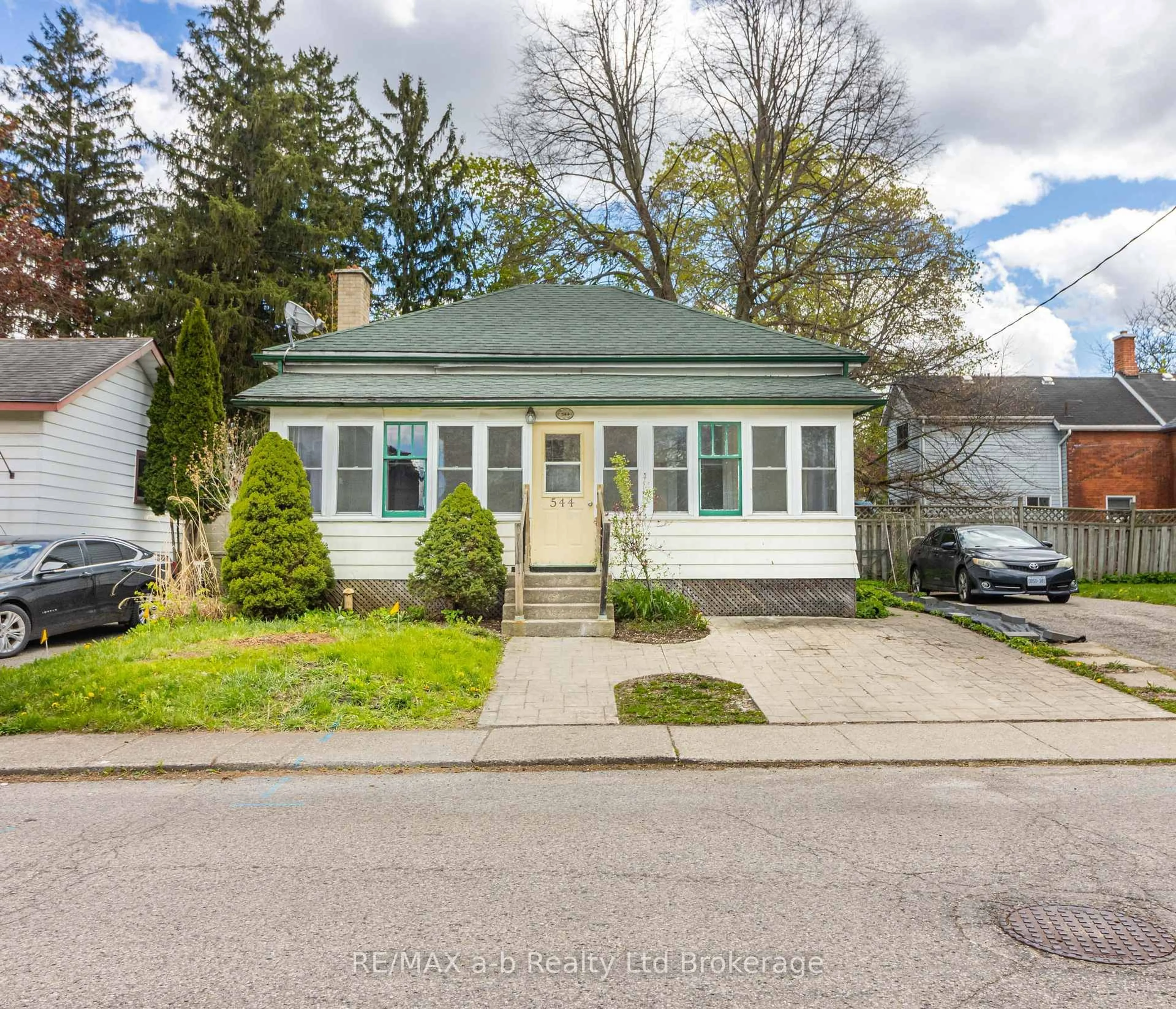 A pic from outside/outdoor area/front of a property/back of a property/a pic from drone, street for 544 Grace St, Woodstock Ontario N4S 4N8