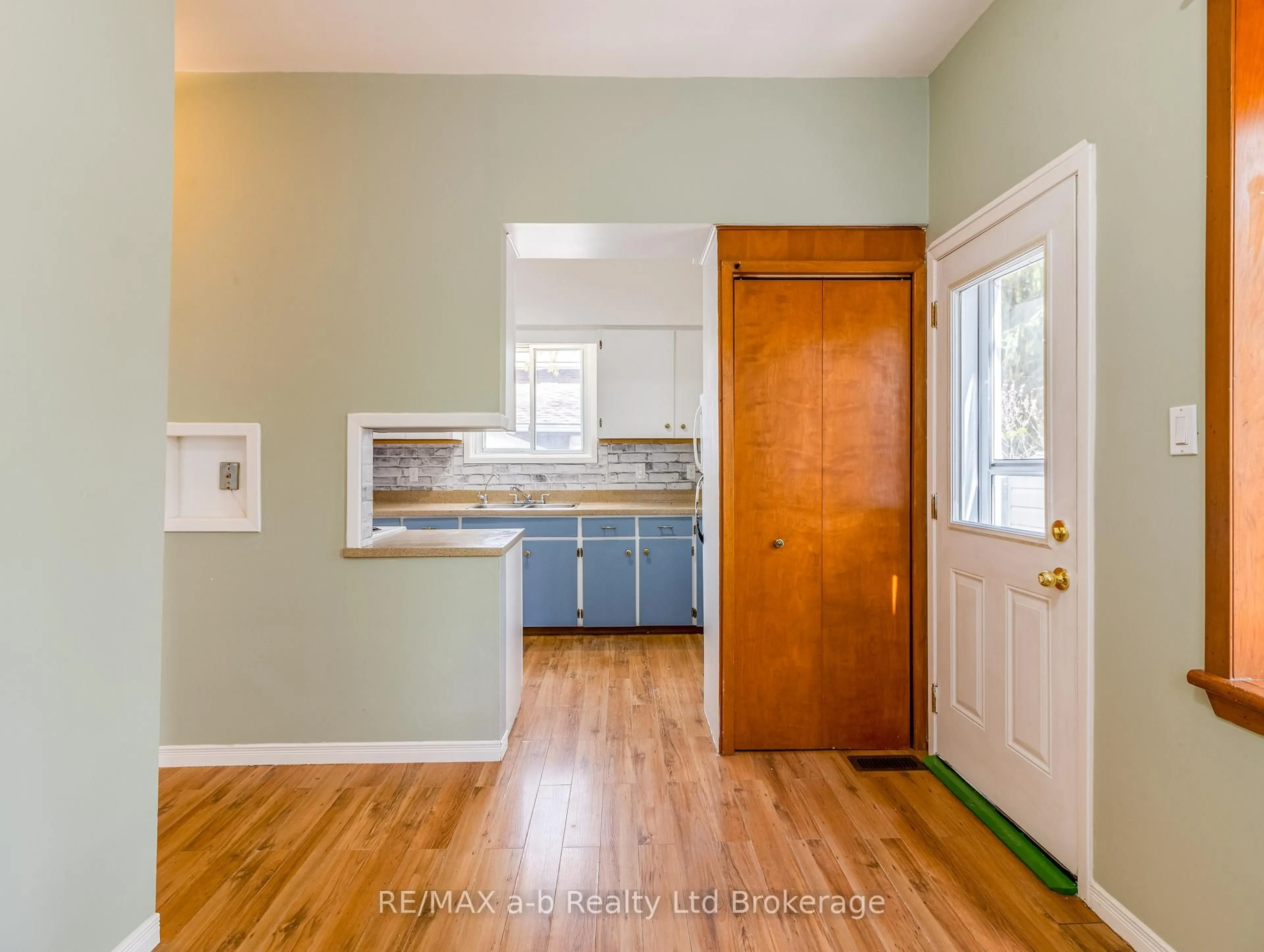 Indoor entryway for 544 Grace St, Woodstock Ontario N4S 4N8