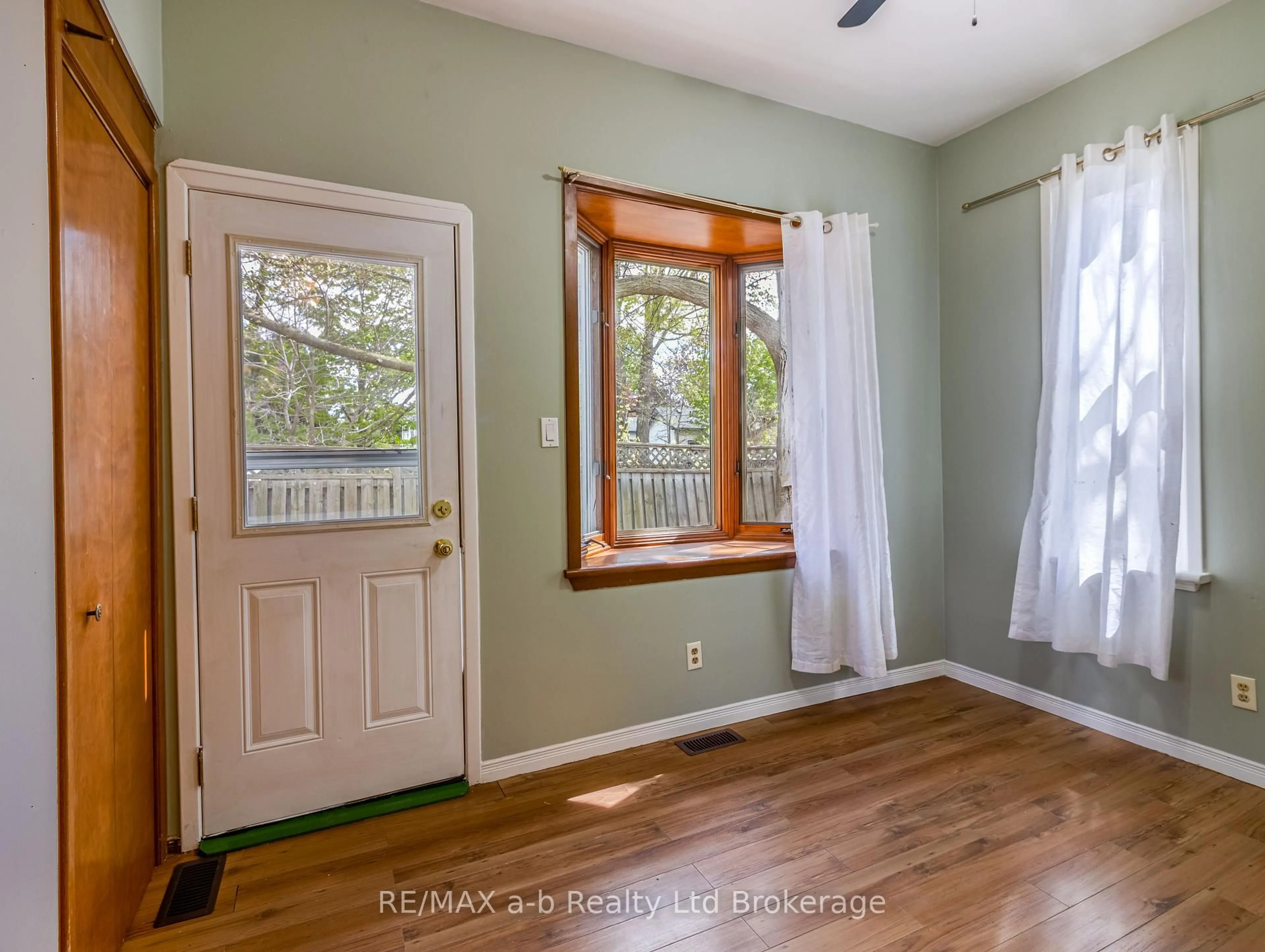 Indoor entryway for 544 Grace St, Woodstock Ontario N4S 4N8