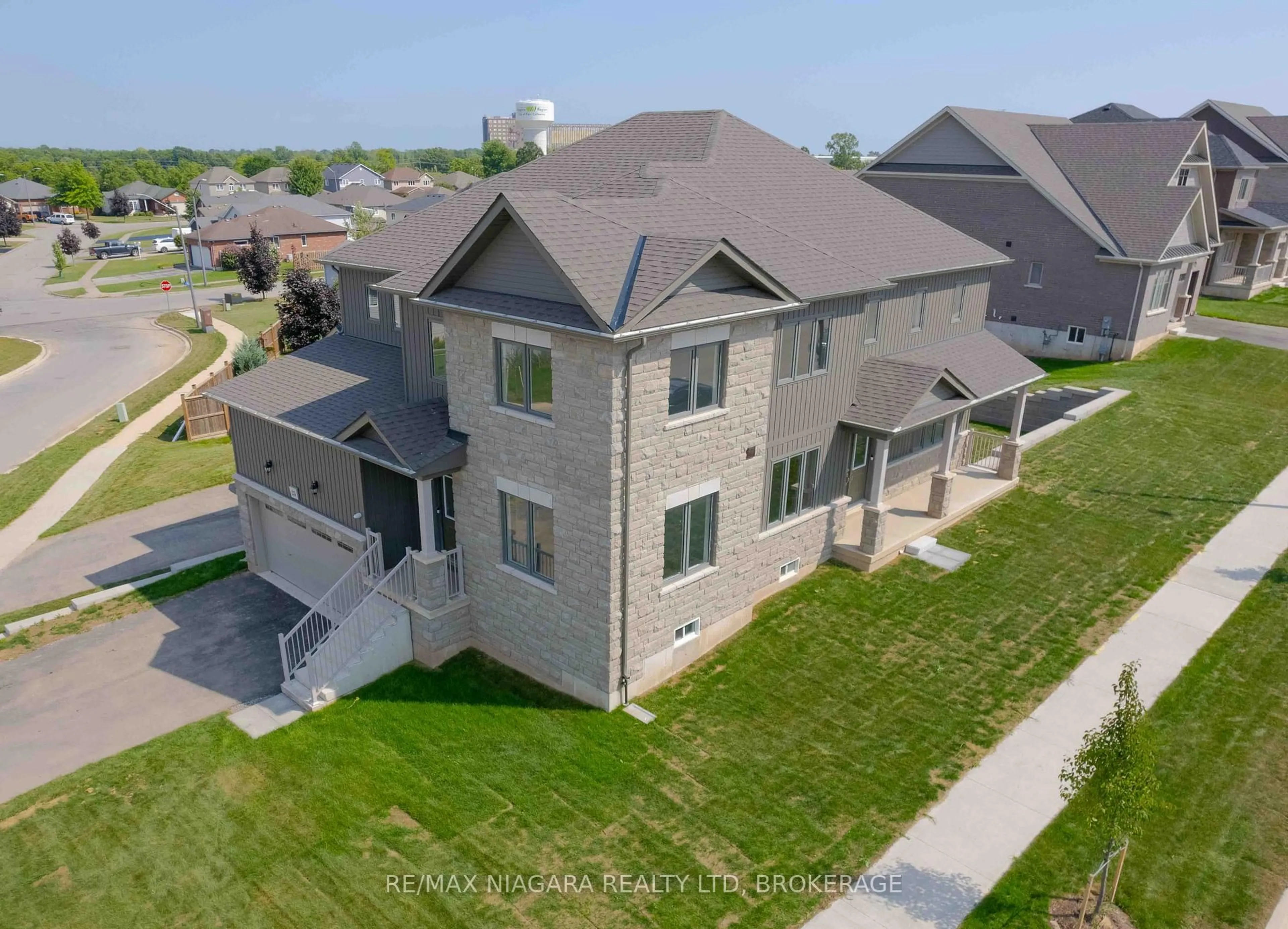 A pic from outside/outdoor area/front of a property/back of a property/a pic from drone, unknown for 25 ORIOLE Cres, Port Colborne Ontario L3K 6E2