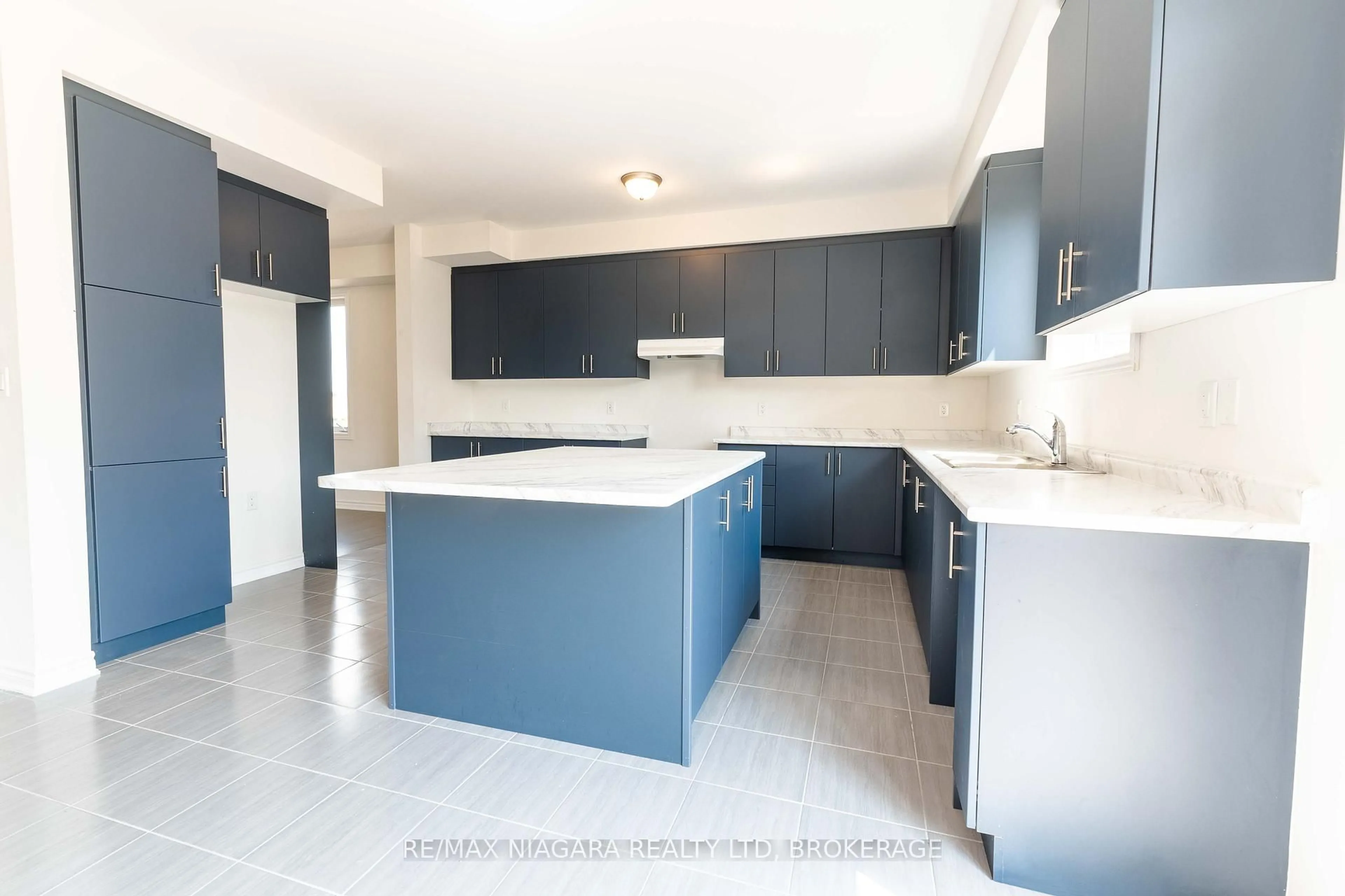 Open concept kitchen, ceramic/tile floor for 25 ORIOLE Cres, Port Colborne Ontario L3K 6E2