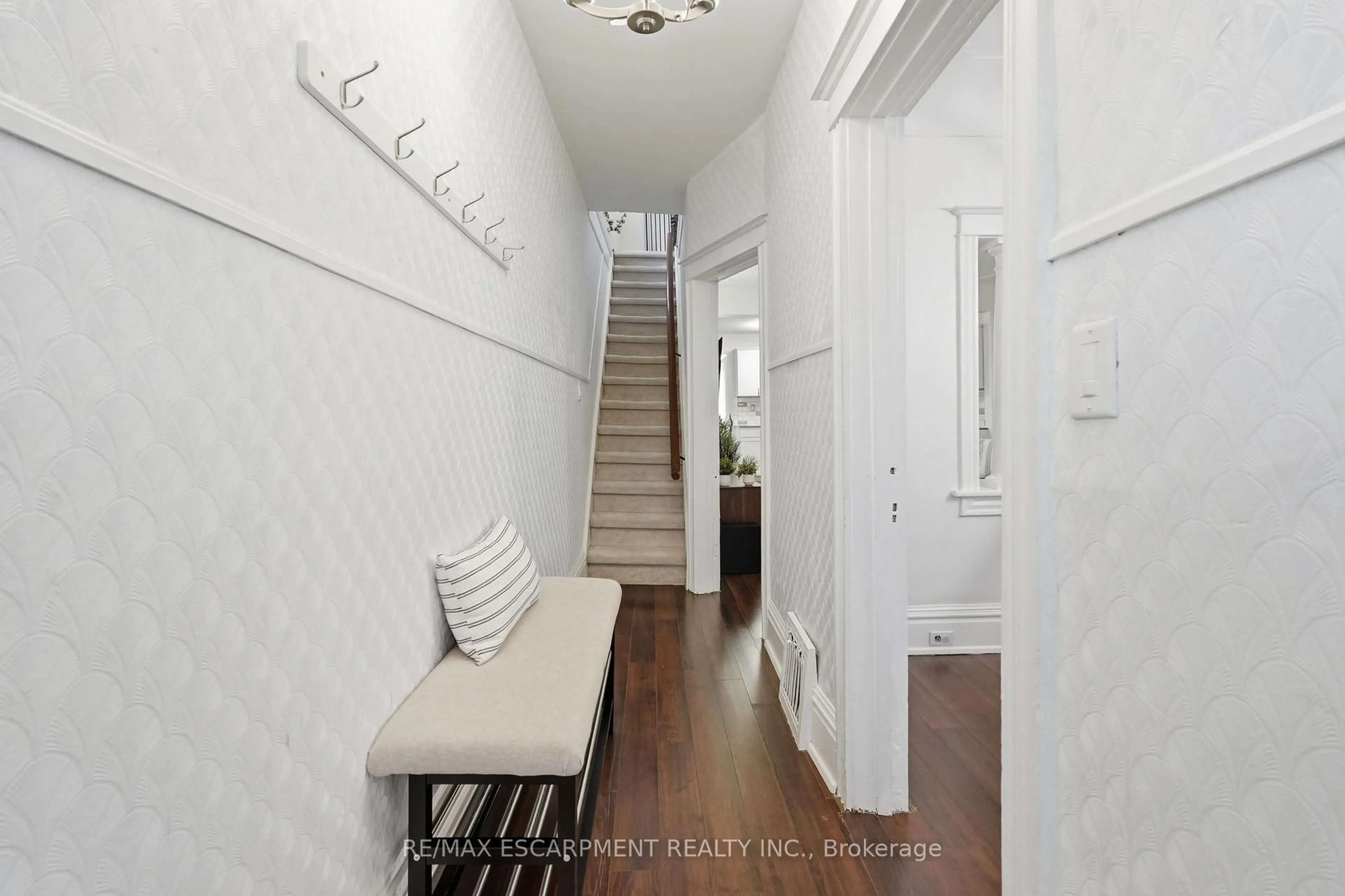 Indoor entryway for 44 Whitfield Ave, Hamilton Ontario L8L 4B6