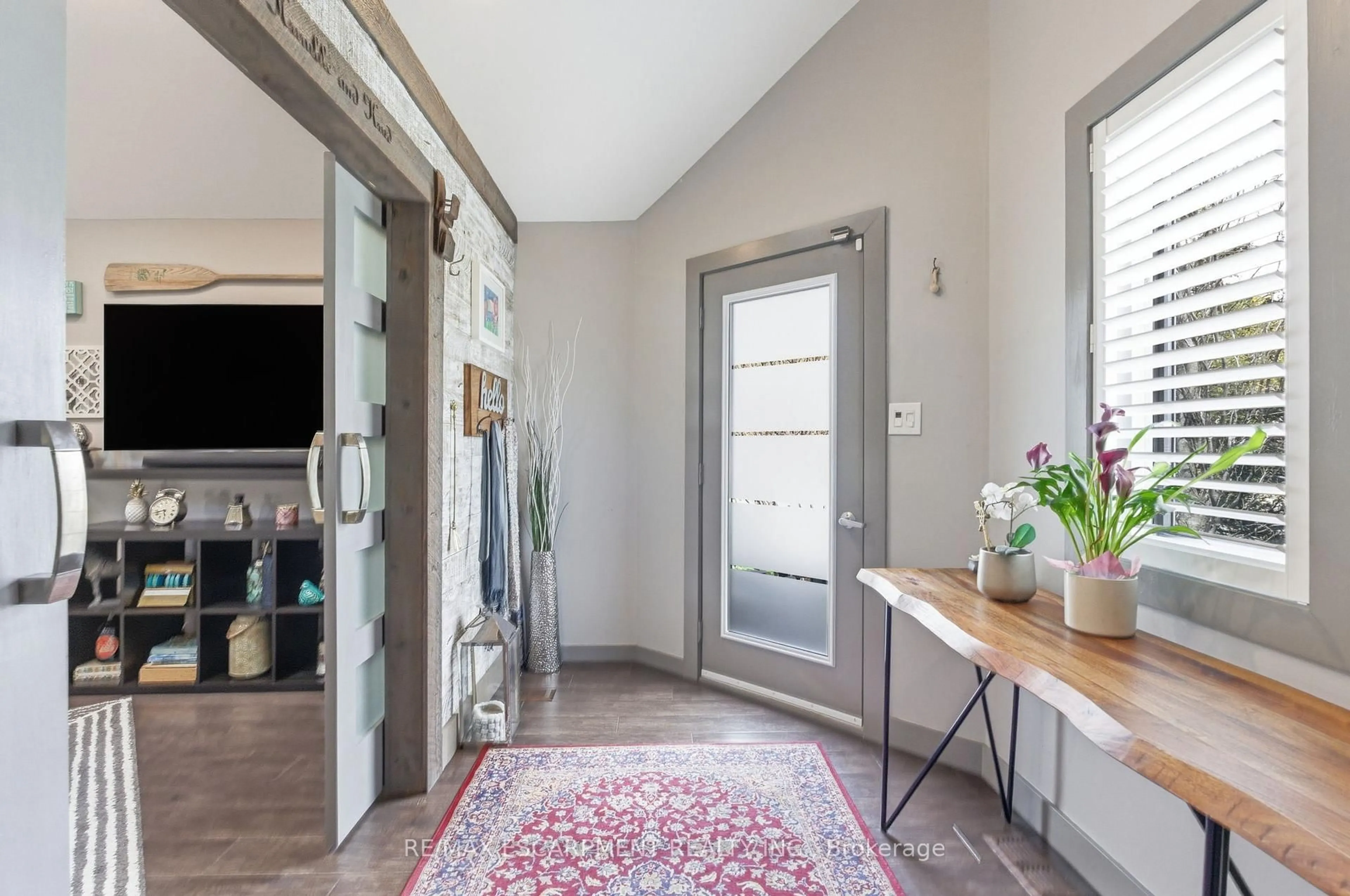 Indoor entryway for 10 Rockhaven Lane, Hamilton Ontario L8B 0H7
