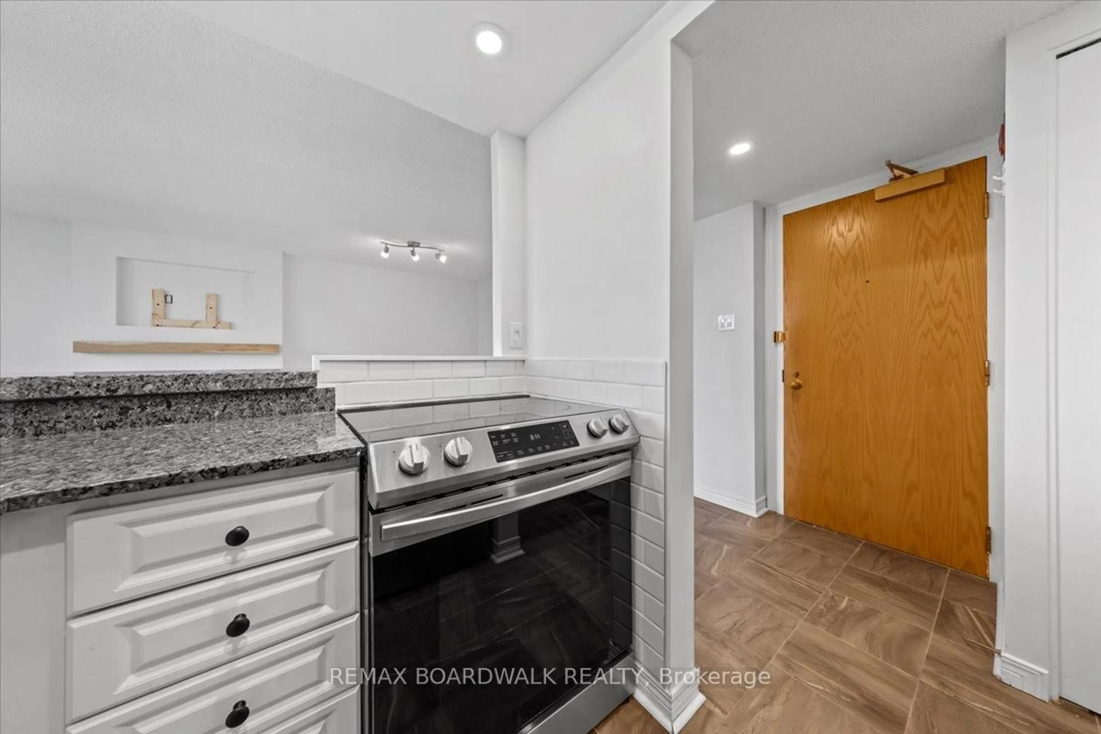 Standard kitchen, unknown for 15 Murray St #308, Ottawa Ontario K1N 9M5