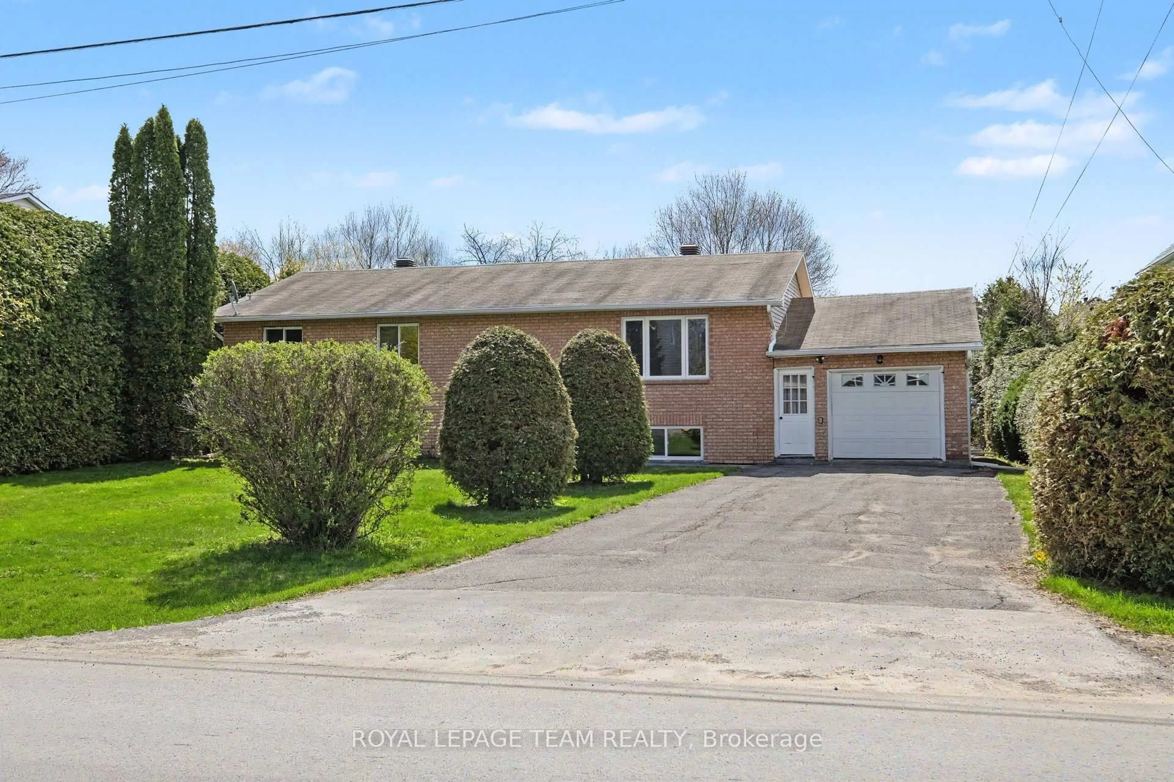 A pic from outside/outdoor area/front of a property/back of a property/a pic from drone, street for 6294 Ottawa St, Richmond Ontario K0A 2Z0
